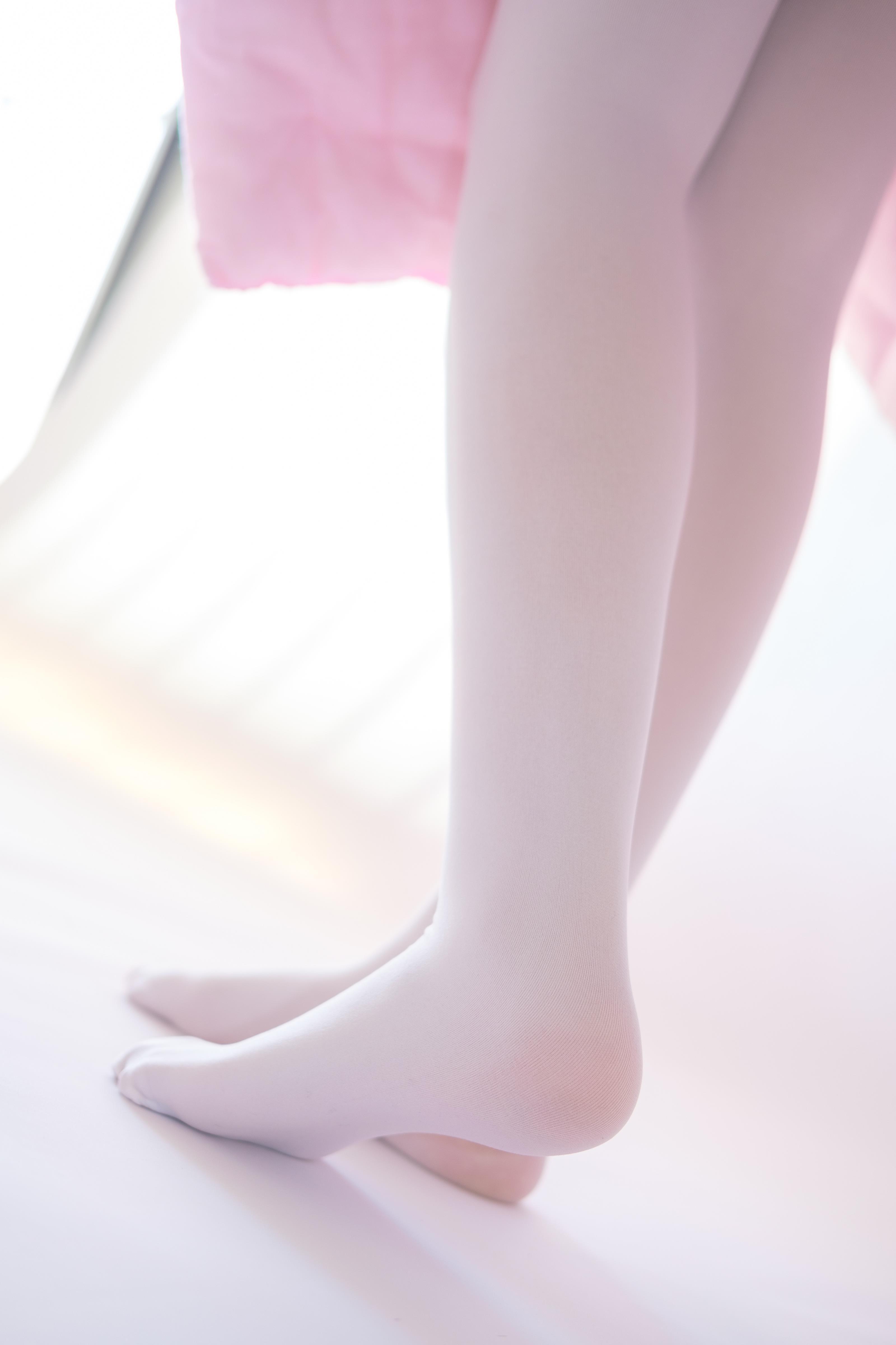 [森萝财团]萝莉X-011 白色衬衫与格子短裙加白色丝袜美腿玉足性感私房写真集,
