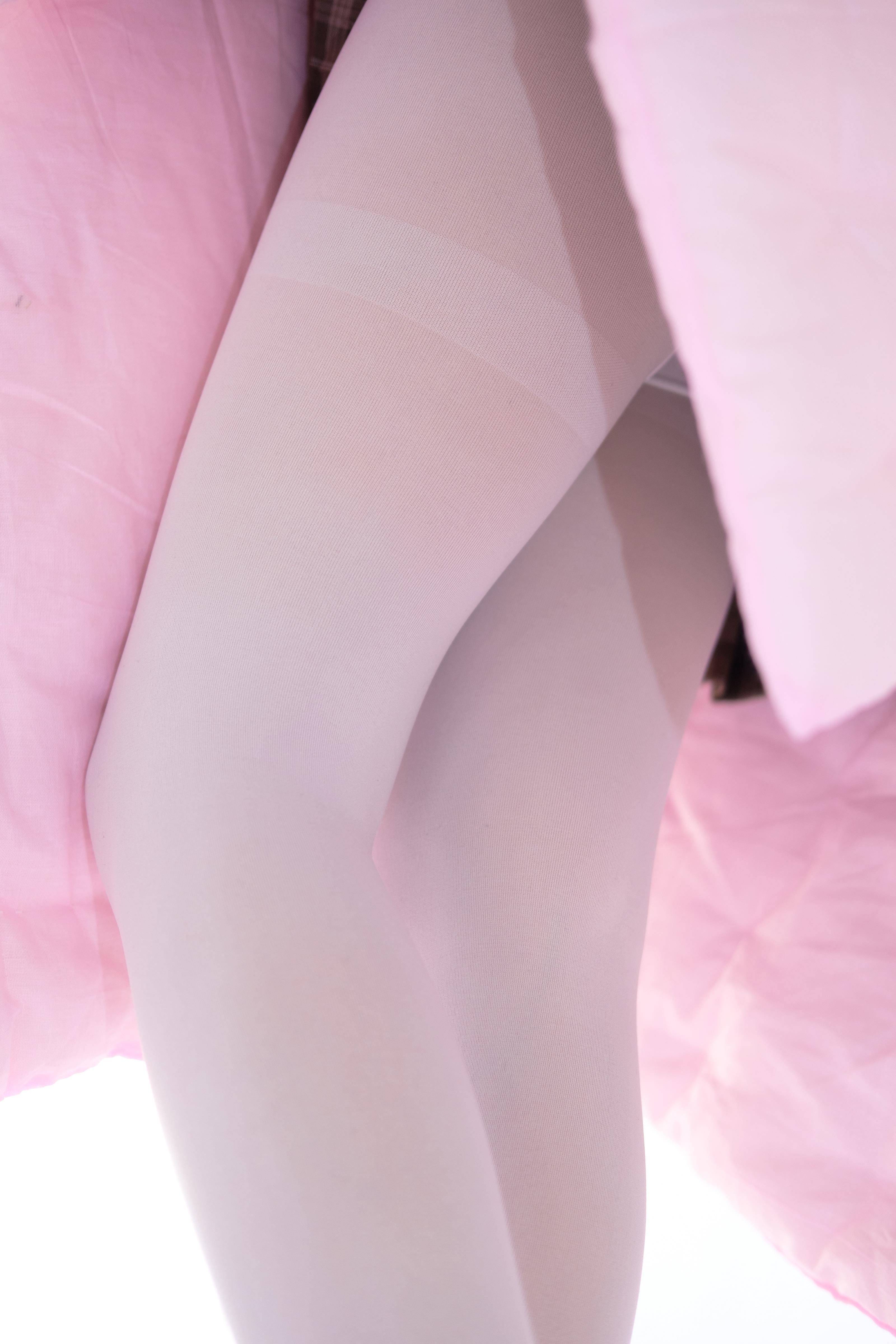 [森萝财团]萝莉X-011 白色衬衫与格子短裙加白色丝袜美腿玉足性感私房写真集,