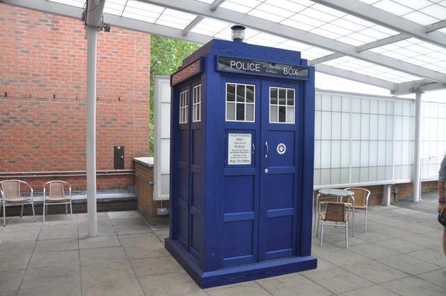 BBC电视连续剧《神秘博士》中，神秘博士用一台名叫“TARDIS”的时间机器进行时间旅行。