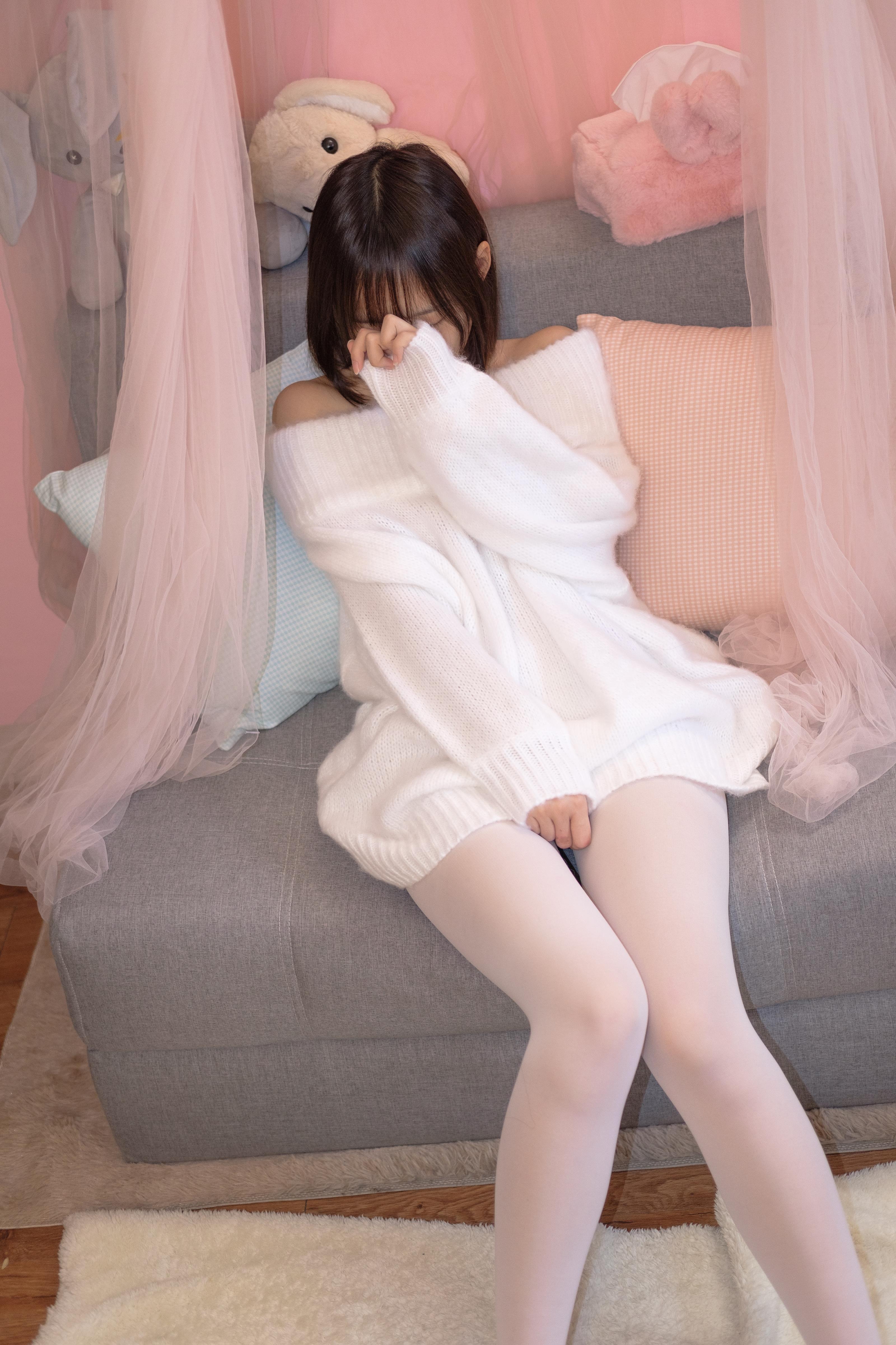 [森萝财团]萝莉X-012 白色连身抹胸毛衣加白色丝袜美腿玉足性感私房写真集,