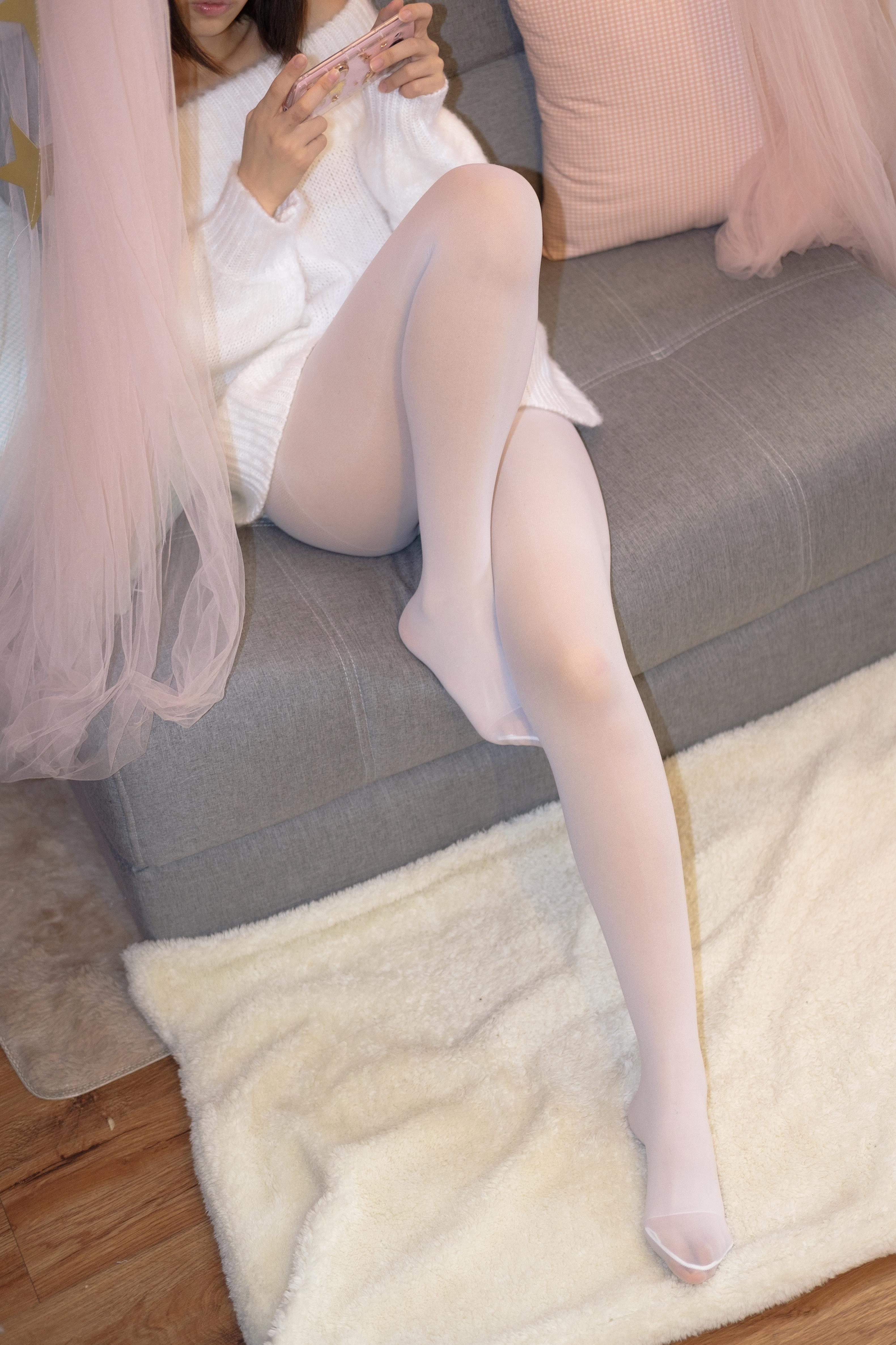 [森萝财团]萝莉X-012 白色连身抹胸毛衣加白色丝袜美腿玉足性感私房写真集,