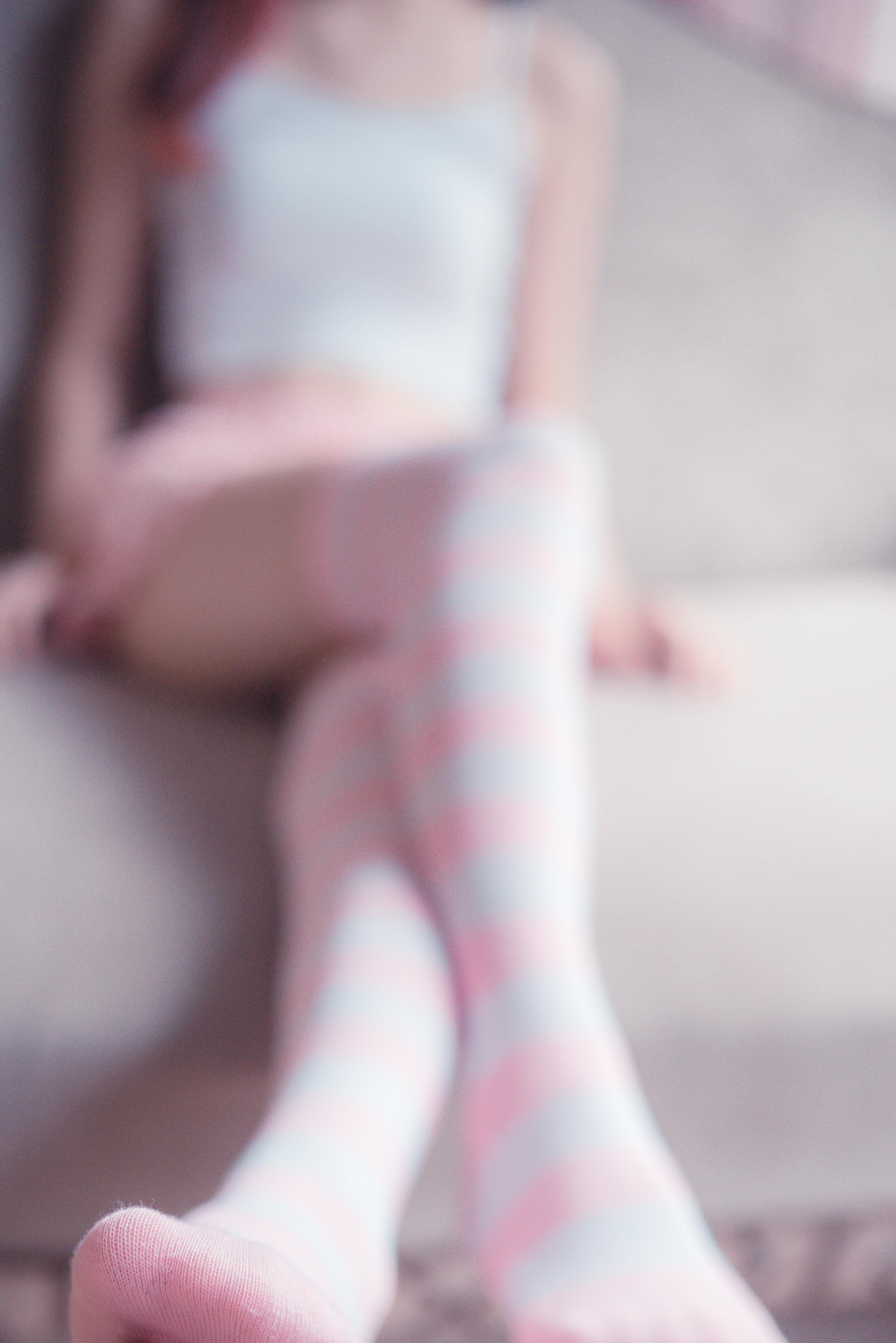 [风之领域]NO.025 性感小萝莉白色小背心与粉色短裤加丝袜美腿私房写真集,