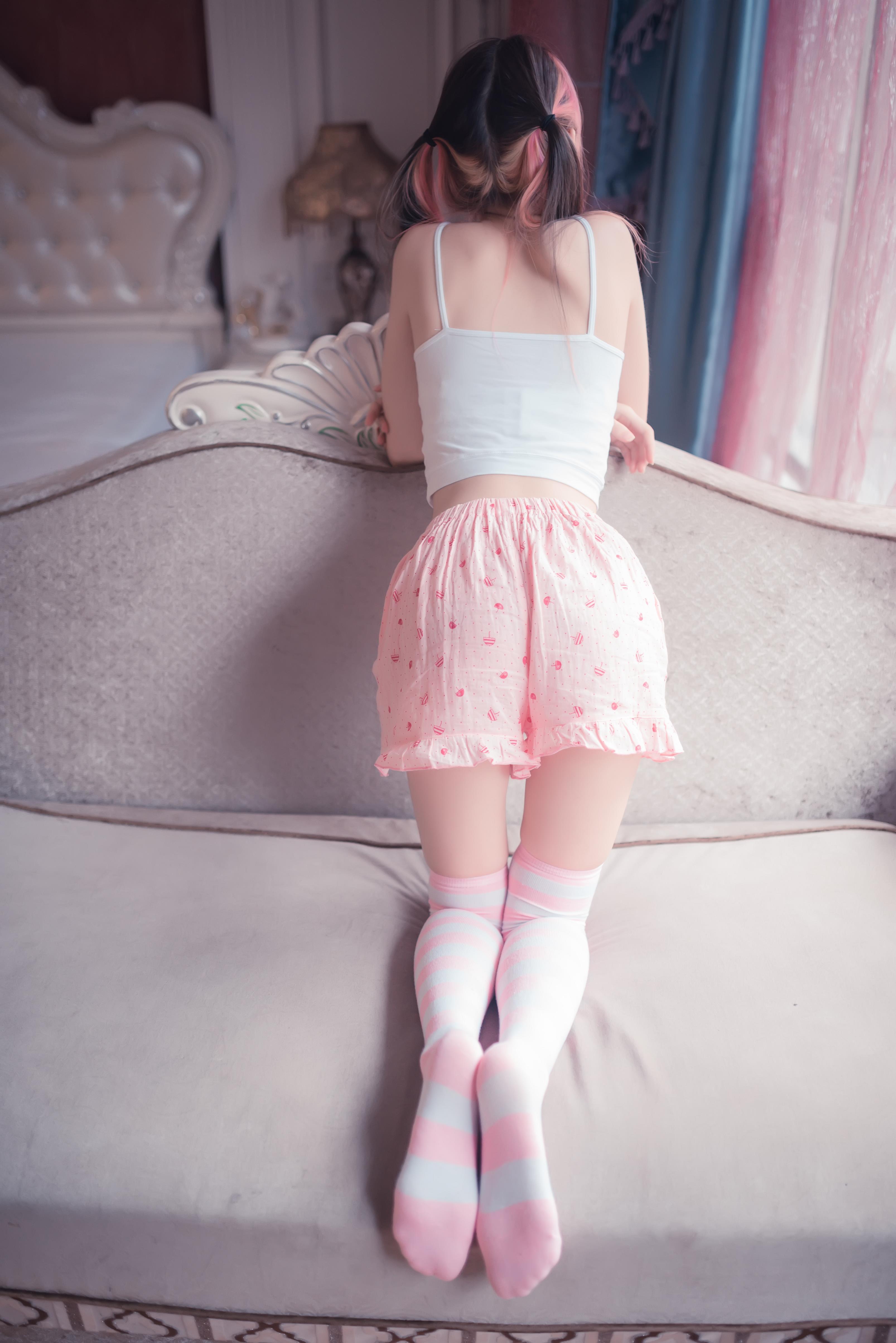 [风之领域]NO.025 性感小萝莉白色小背心与粉色短裤加丝袜美腿私房写真集,