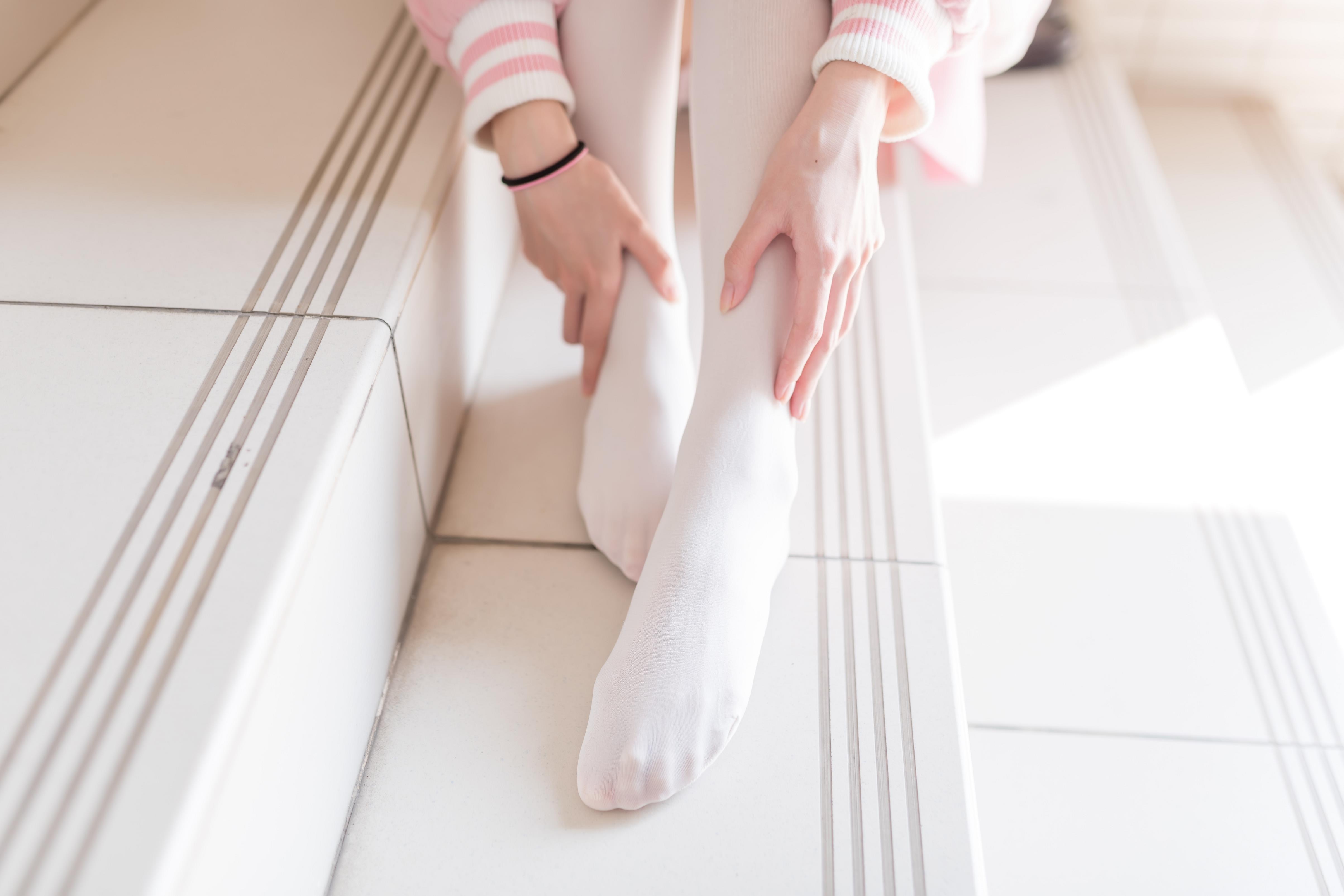 [风之领域]NO.026 性感可爱小萝莉粉色外套与粉色短裙加白色丝袜美腿私房写真集,