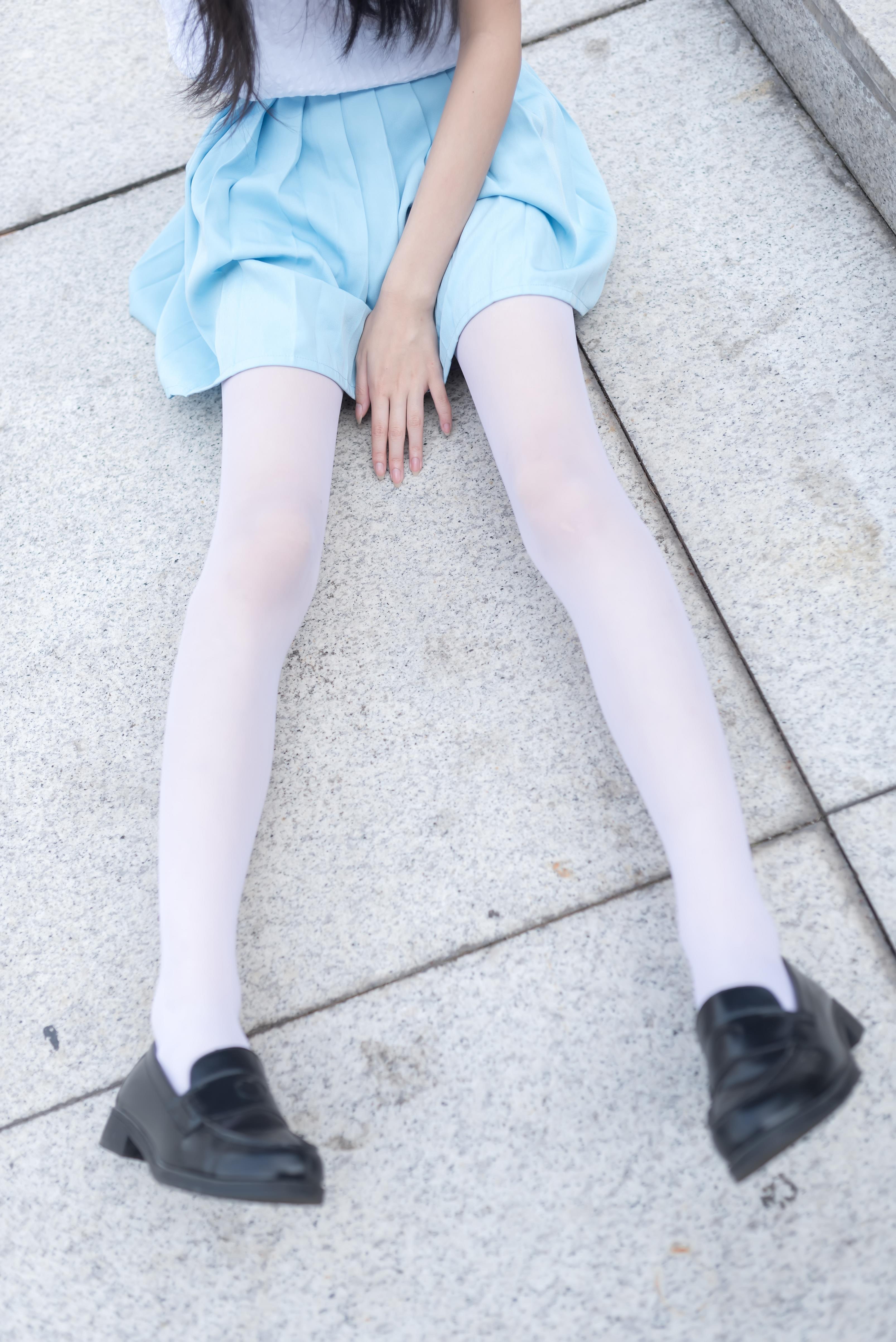 [风之领域]NO.028 性感小萝莉白色镂空上衣与淡蓝色短裙加白色丝袜美腿私房写真集,