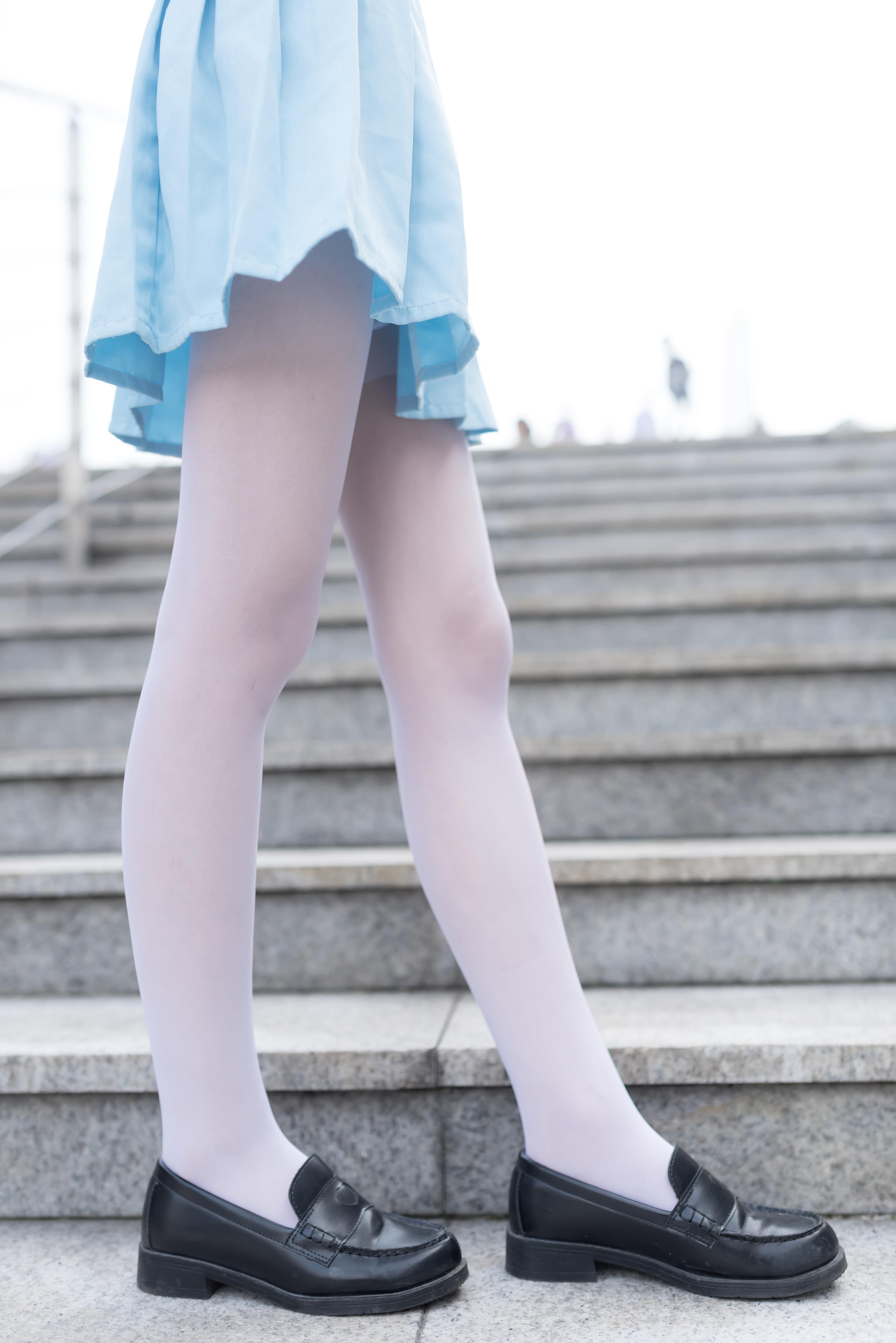 [风之领域]NO.028 性感小萝莉白色镂空上衣与淡蓝色短裙加白色丝袜美腿私房写真集,