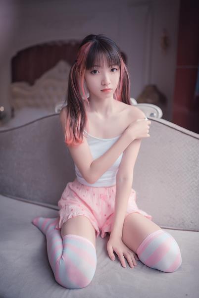 [风之领域]NO.025 性感小萝莉白色小背心与粉色短裤加丝袜美腿私房写真集