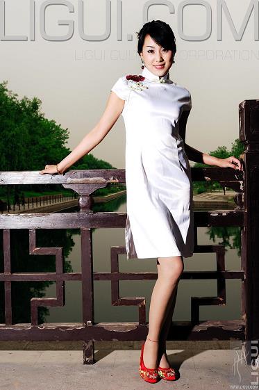 [Ligui丽柜会所]2007-06-25 琳达 白色连身旗袍加肉色丝袜美腿玉足性感私房写真集
