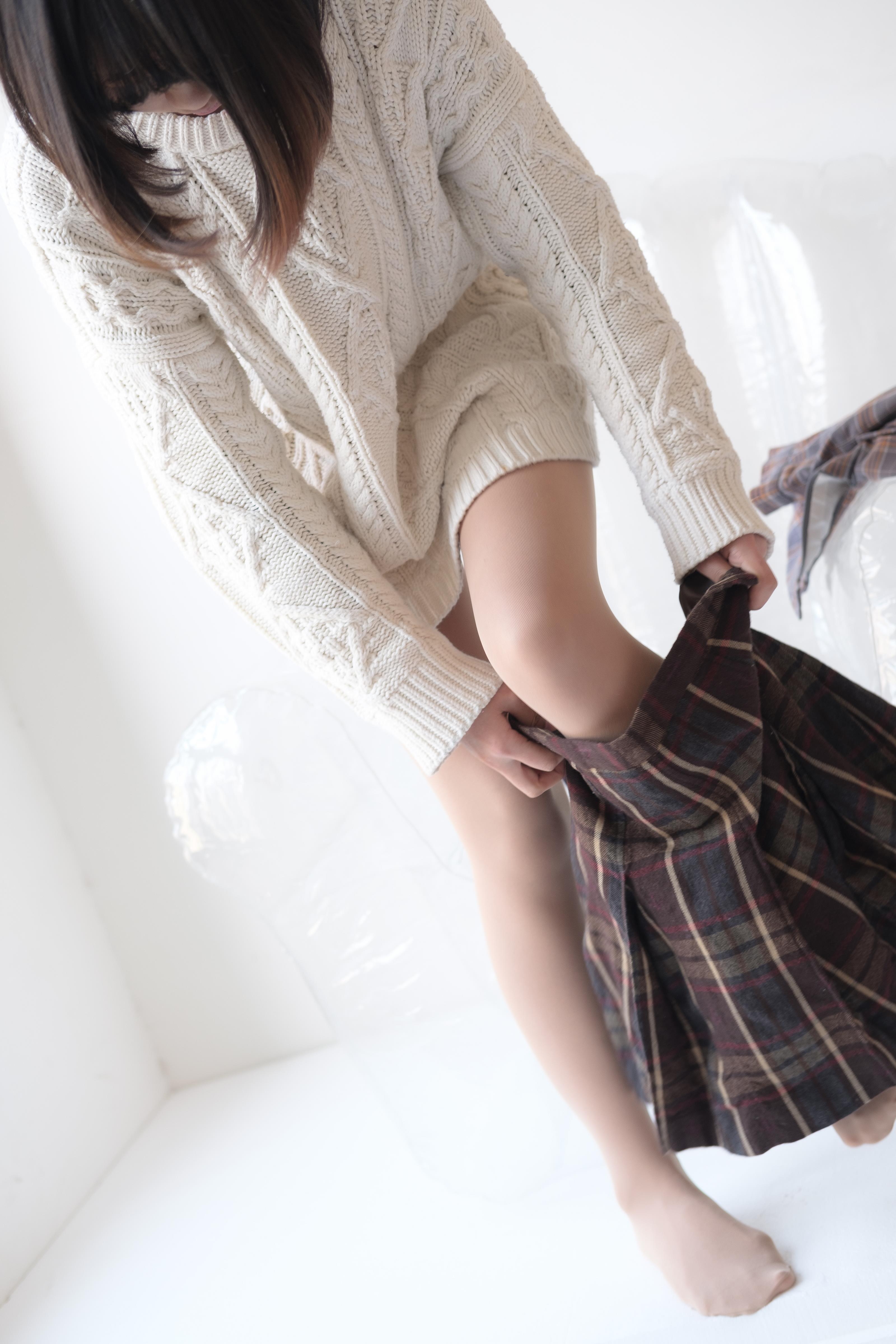 [森萝财团]萝莉X-013 白色上衣与高中女生制服短裙加肉色丝袜美腿玉足性感私房写真集,