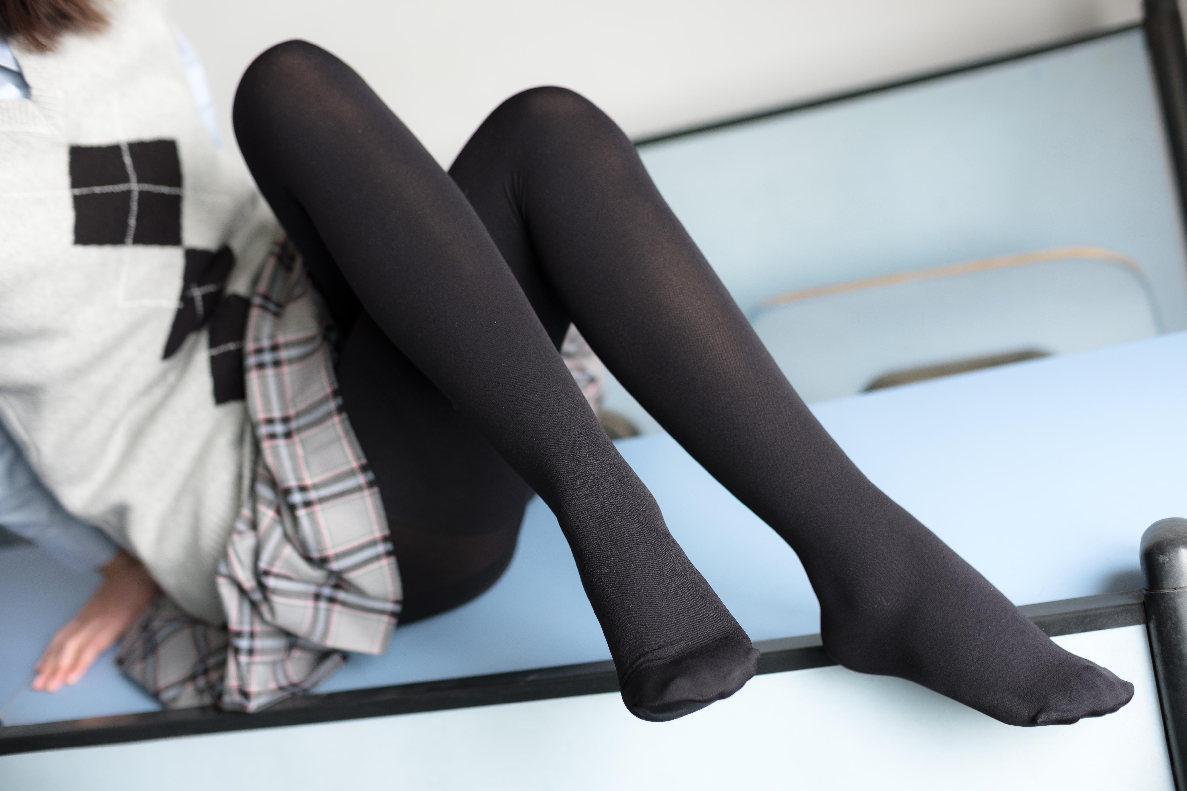 [森萝财团]萝莉X-014 高中女生制服与格子短裙加黑色丝袜美腿玉足性感私房写真集,