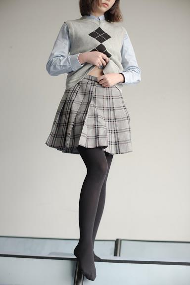 [森萝财团]萝莉X-014 高中女生制服与格子短裙加黑色丝袜美腿玉足性感私房写真