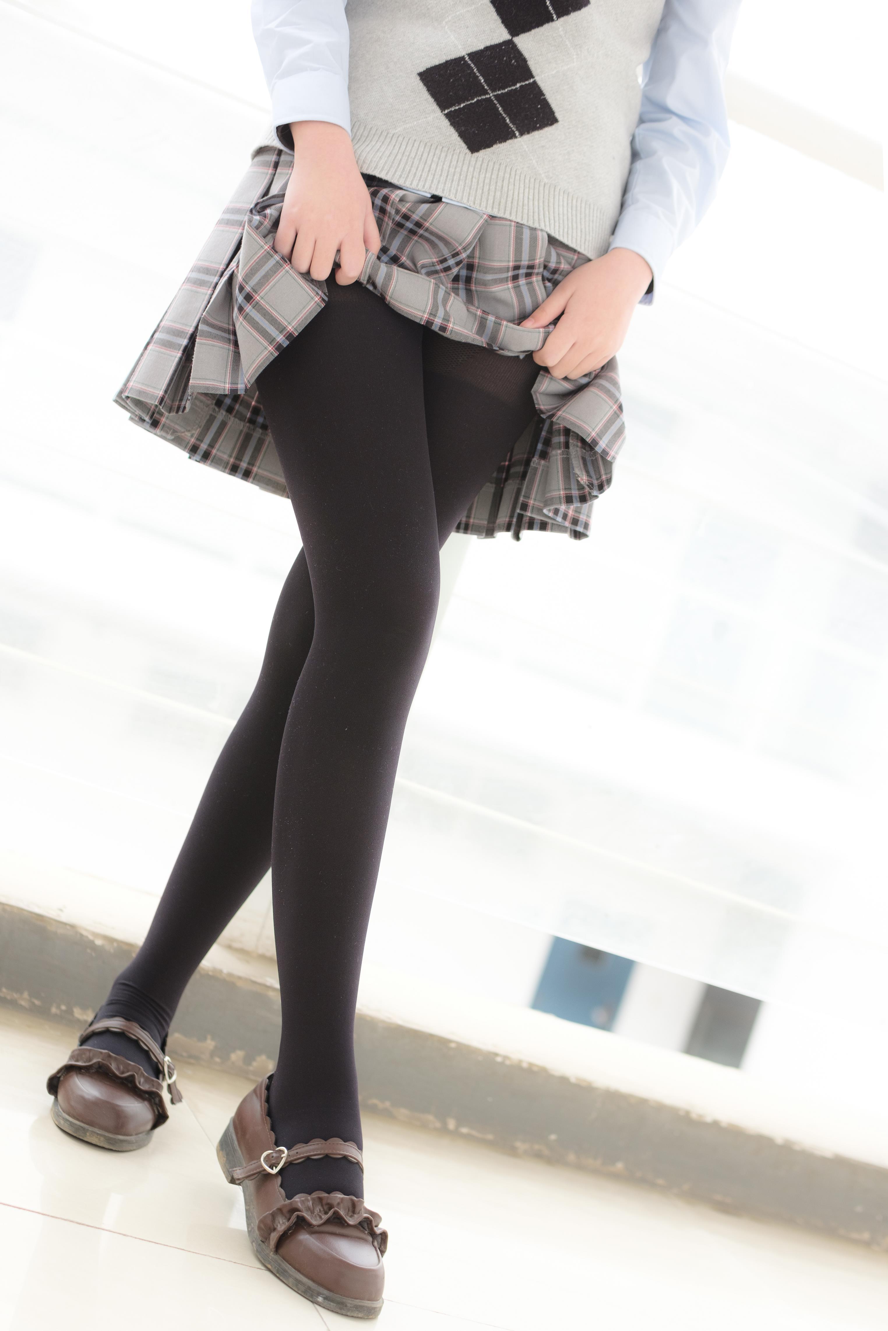 [森萝财团]萝莉X-014 高中女生制服与格子短裙加黑色丝袜美腿玉足性感私房写真集,