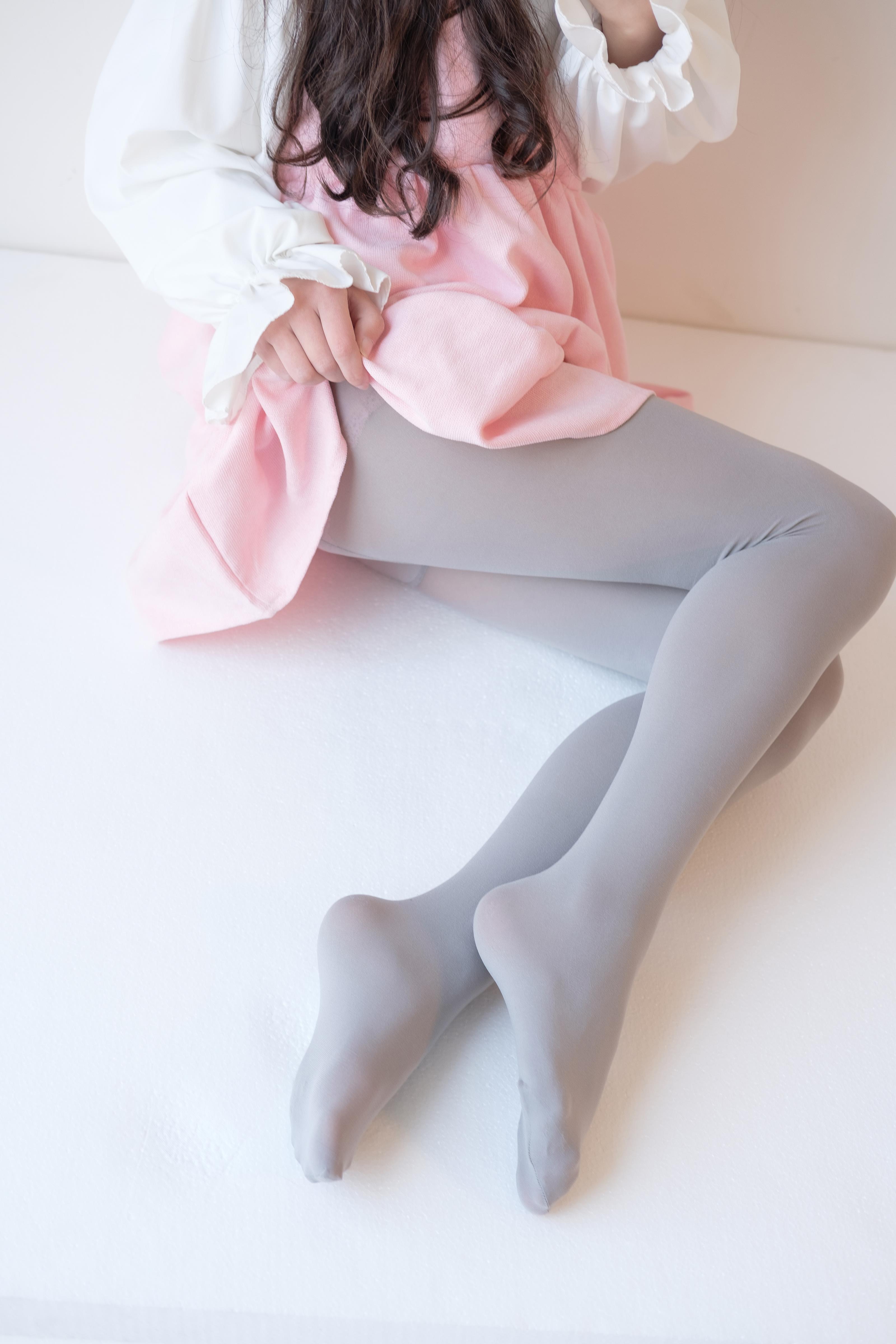 [森萝财团]萝莉X-015 粉色连衣裙加灰色丝袜美腿玉足性感私房写真集,