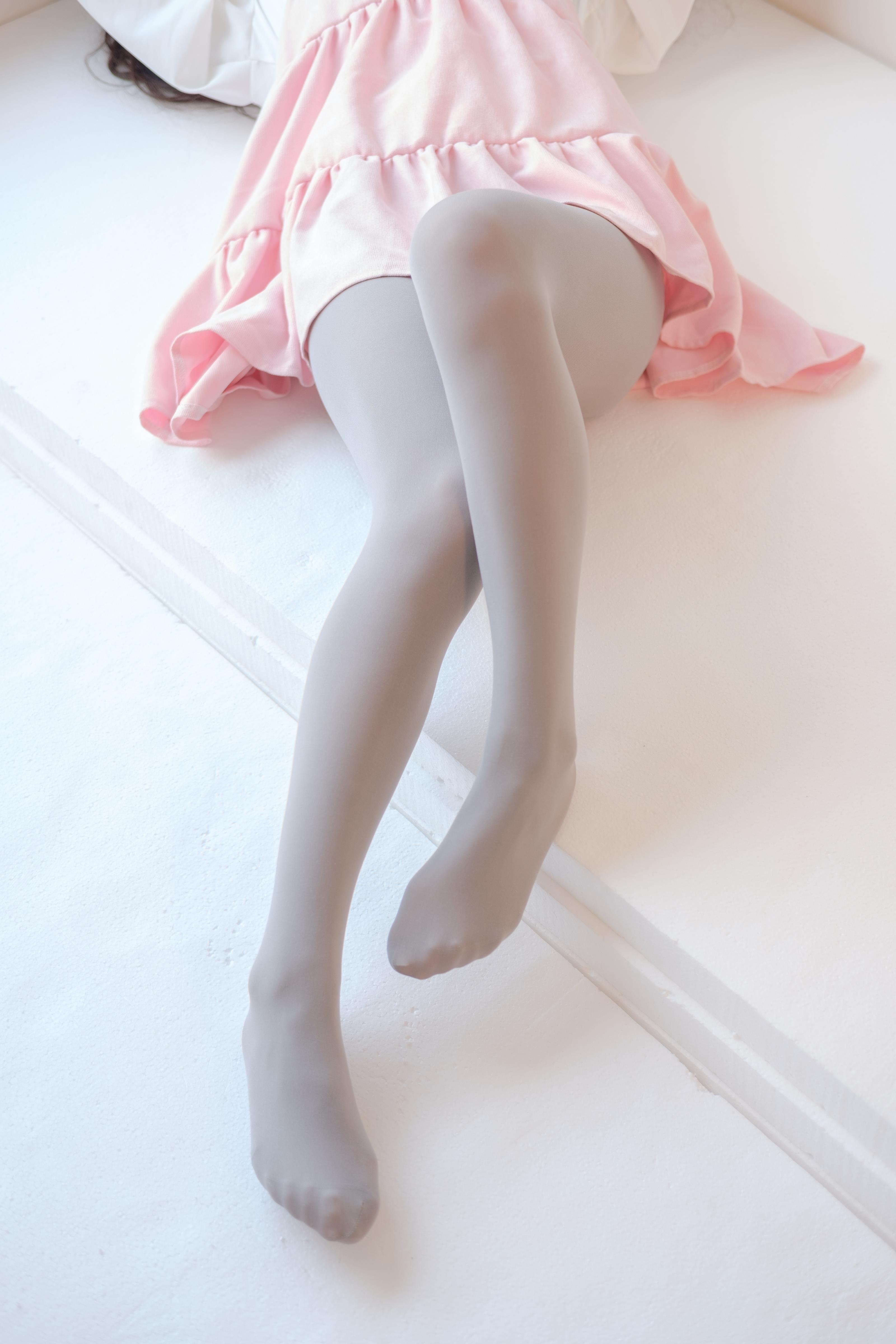 [森萝财团]萝莉X-015 粉色连衣裙加灰色丝袜美腿玉足性感私房写真集,