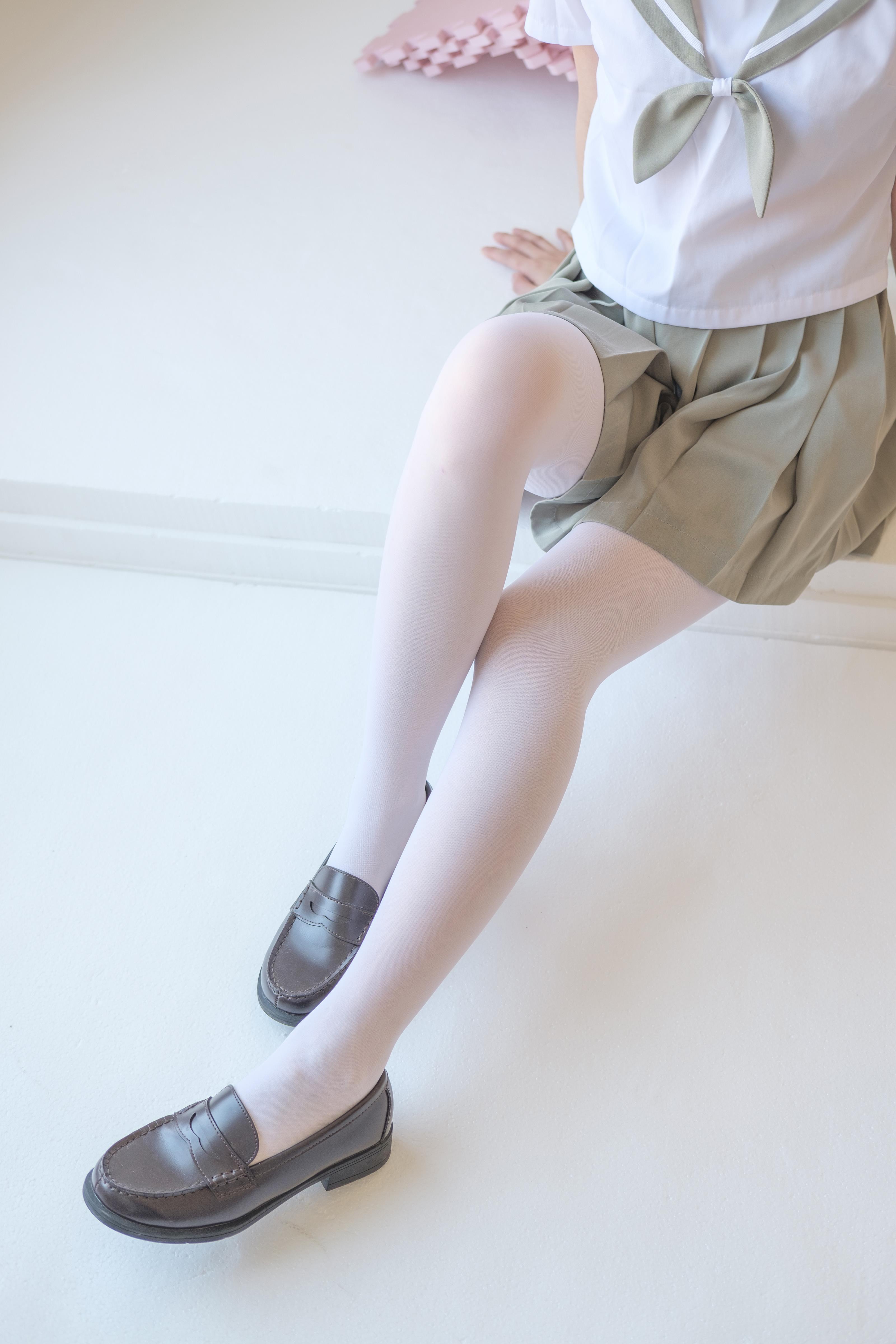 [森萝财团]萝莉X-016 高中女生制服短裙加白色丝袜美腿玉足性感私房写真集,