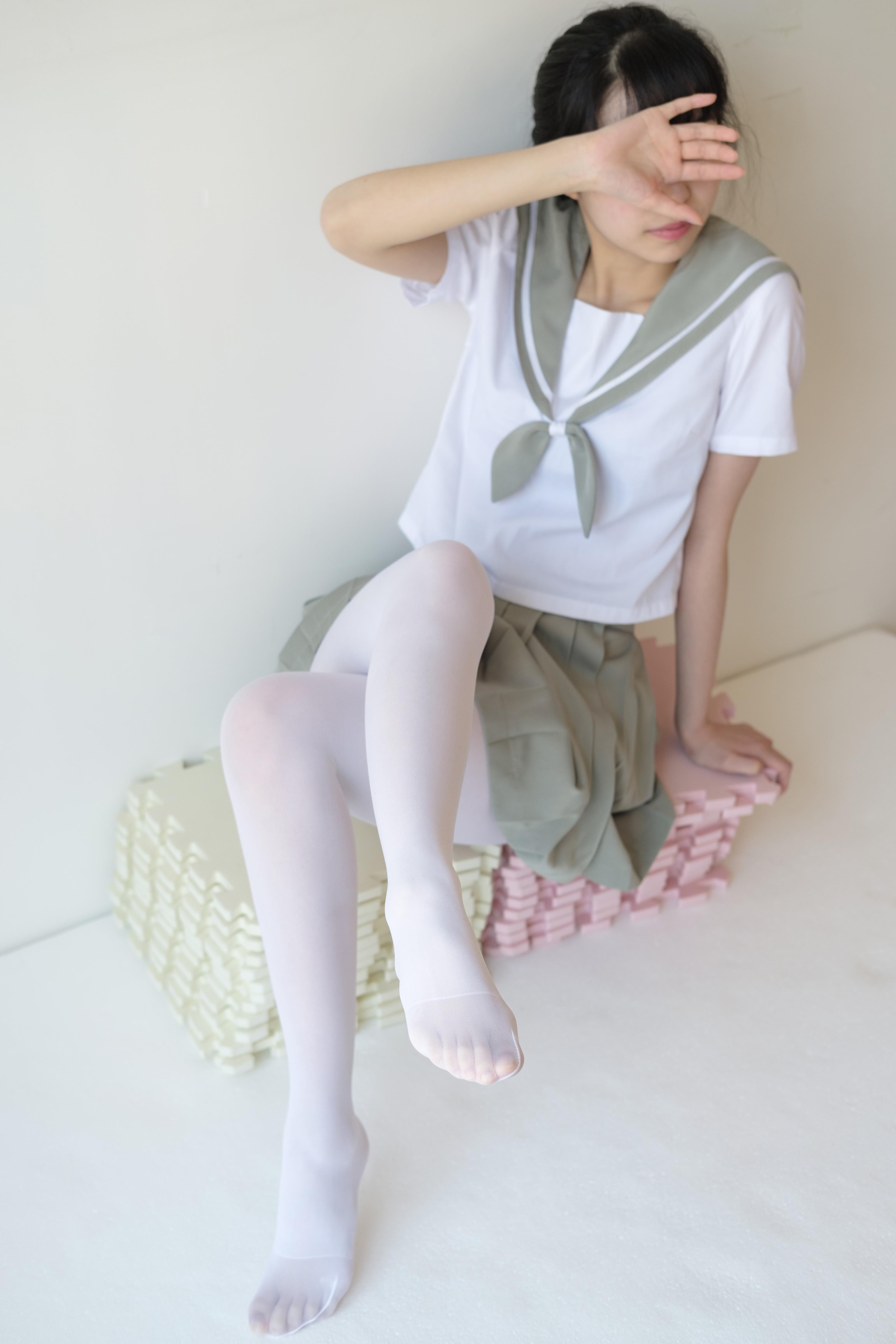 [森萝财团]萝莉X-016 高中女生制服短裙加白色丝袜美腿玉足性感私房写真集,