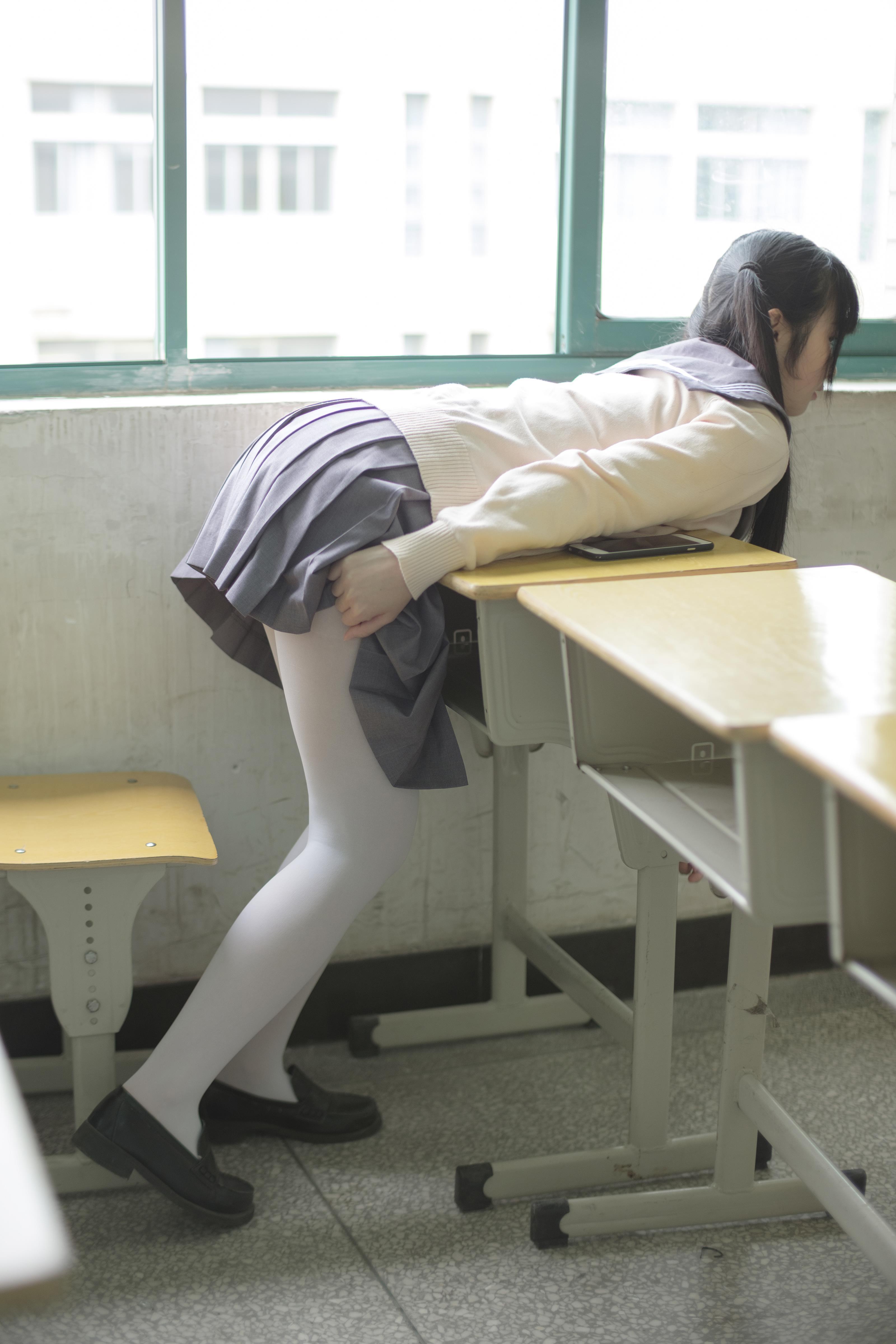 [森萝财团]萝莉X-017 白色高中女生制服与灰色短裙加白色丝袜美腿性感私房写真集,