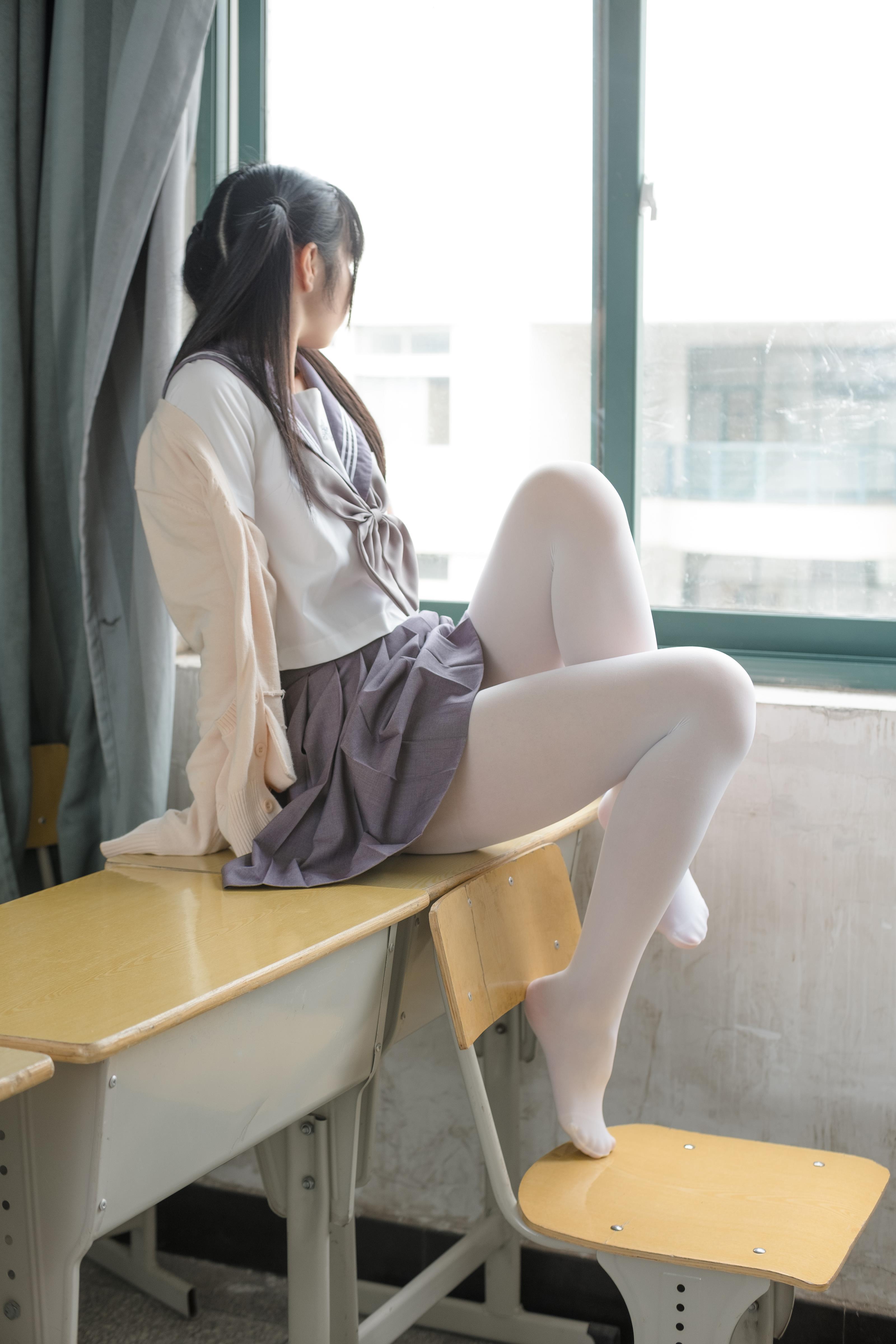 [森萝财团]萝莉X-017 白色高中女生制服与灰色短裙加白色丝袜美腿性感私房写真集,