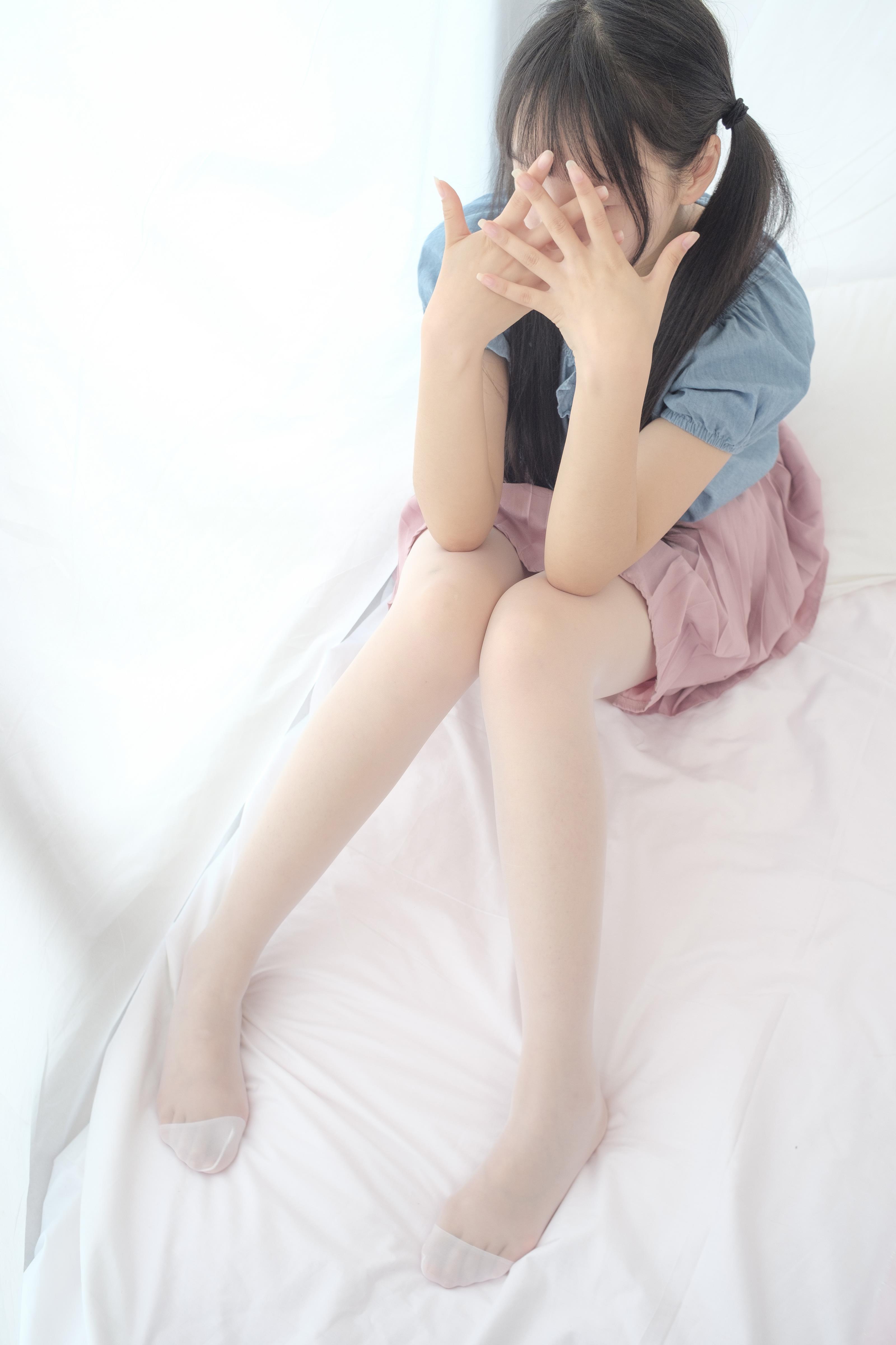 [森萝财团]萝莉X-019 蓝色短袖与粉色短裙加白色丝袜美腿性感私房写真集,