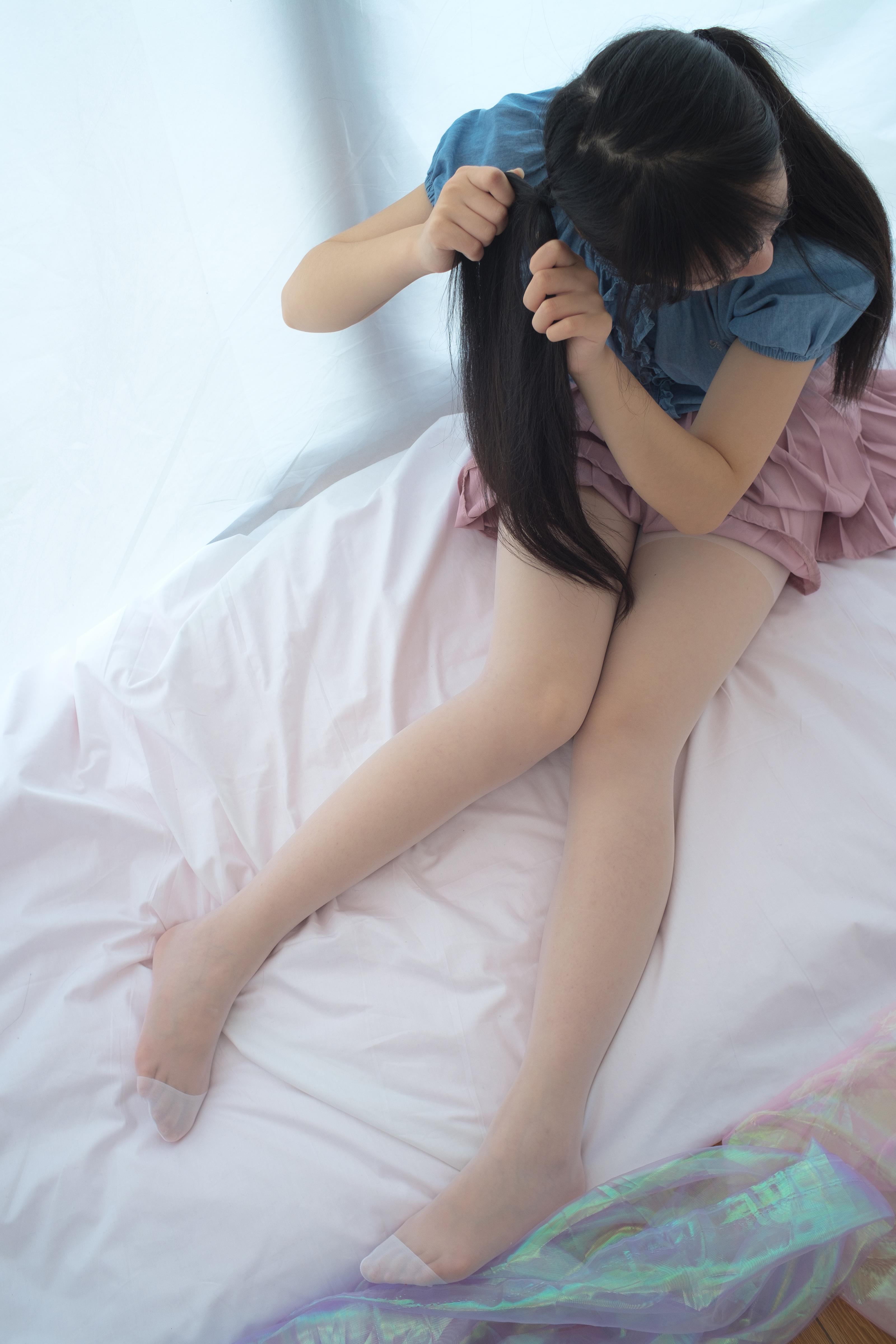 [森萝财团]萝莉X-019 蓝色短袖与粉色短裙加白色丝袜美腿性感私房写真集,