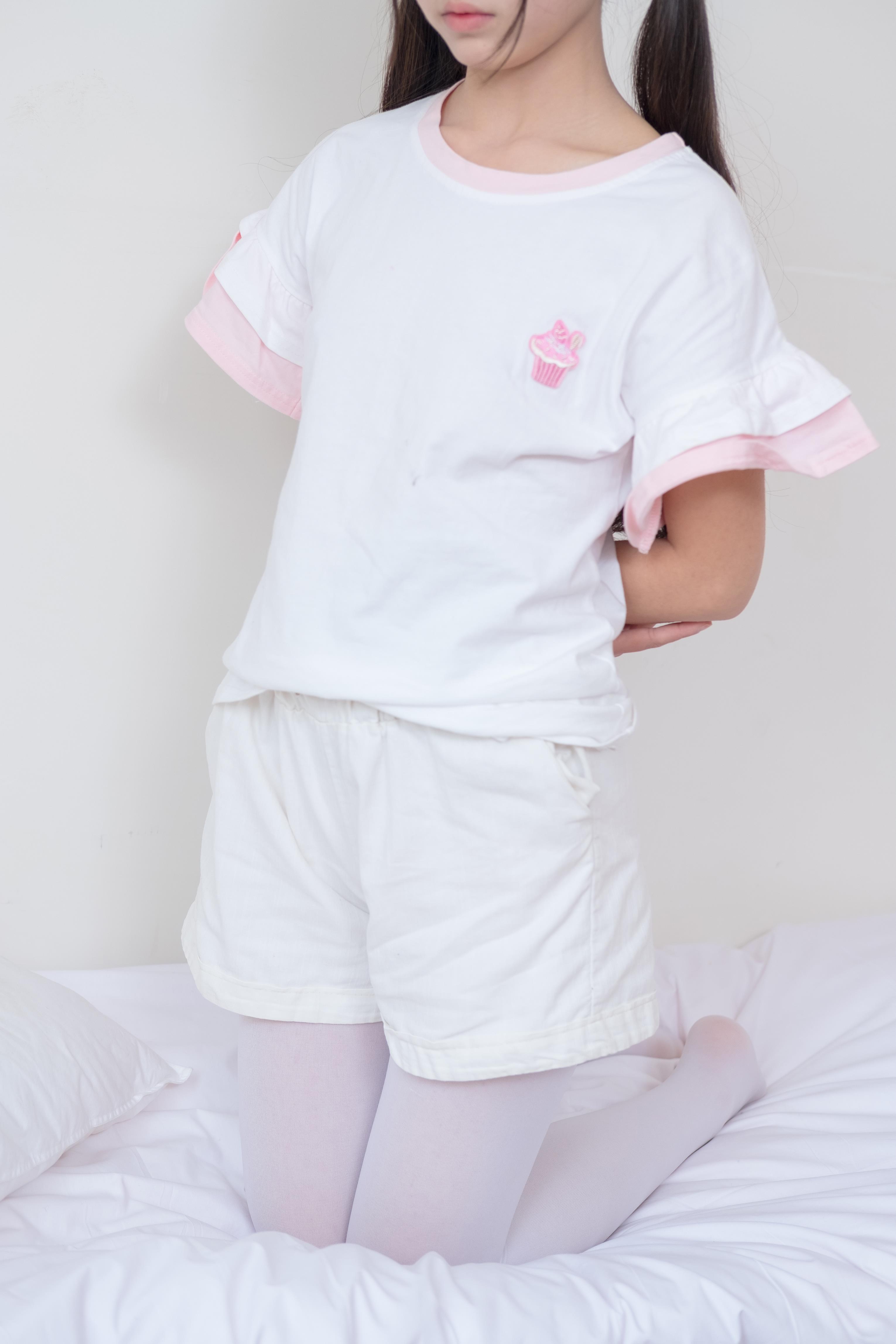 [森萝财团]萝莉X-020 白色短袖与白色短裤加白色丝袜美腿性感私房写真集,