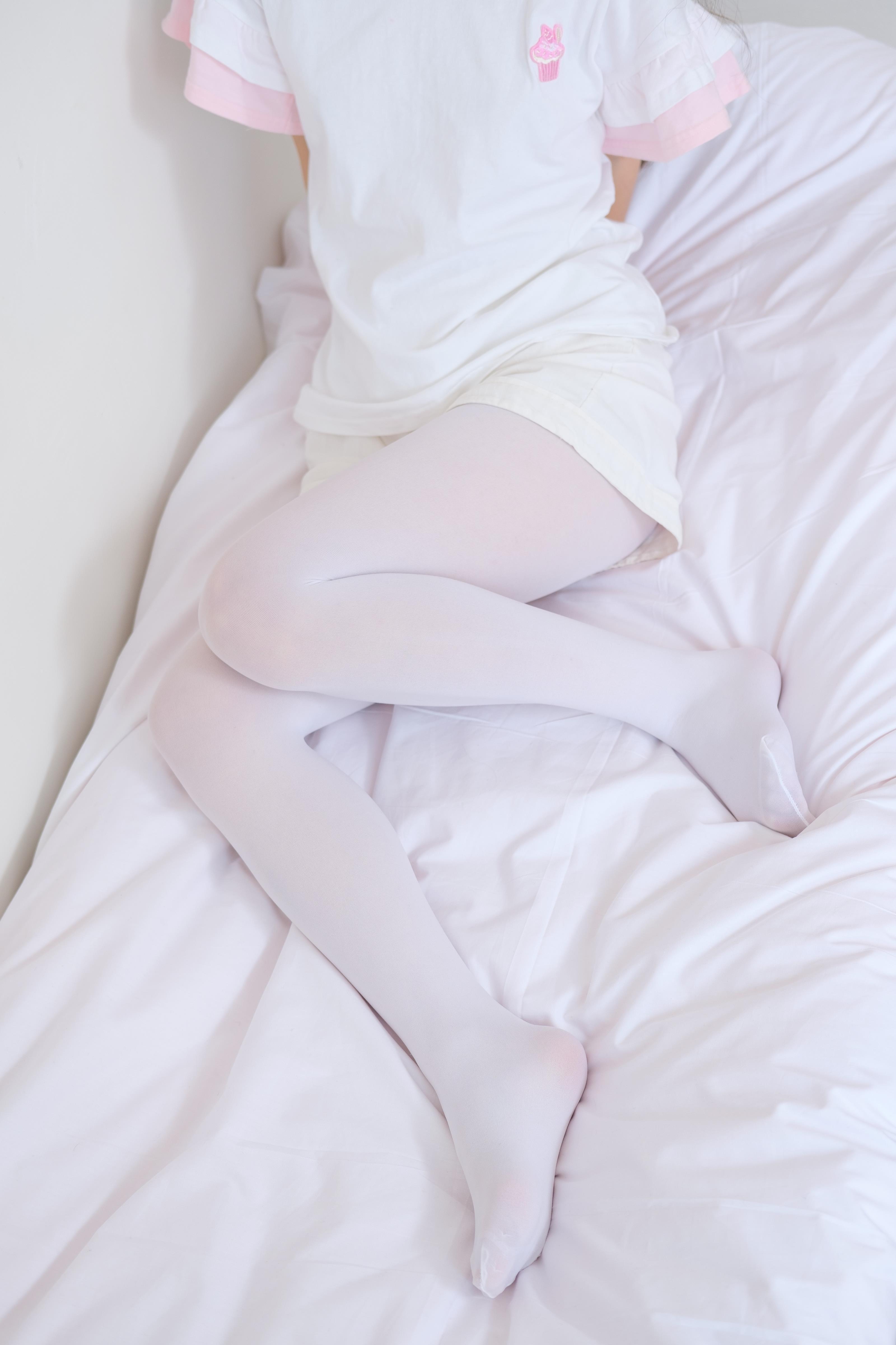 [森萝财团]萝莉X-020 白色短袖与白色短裤加白色丝袜美腿性感私房写真集,