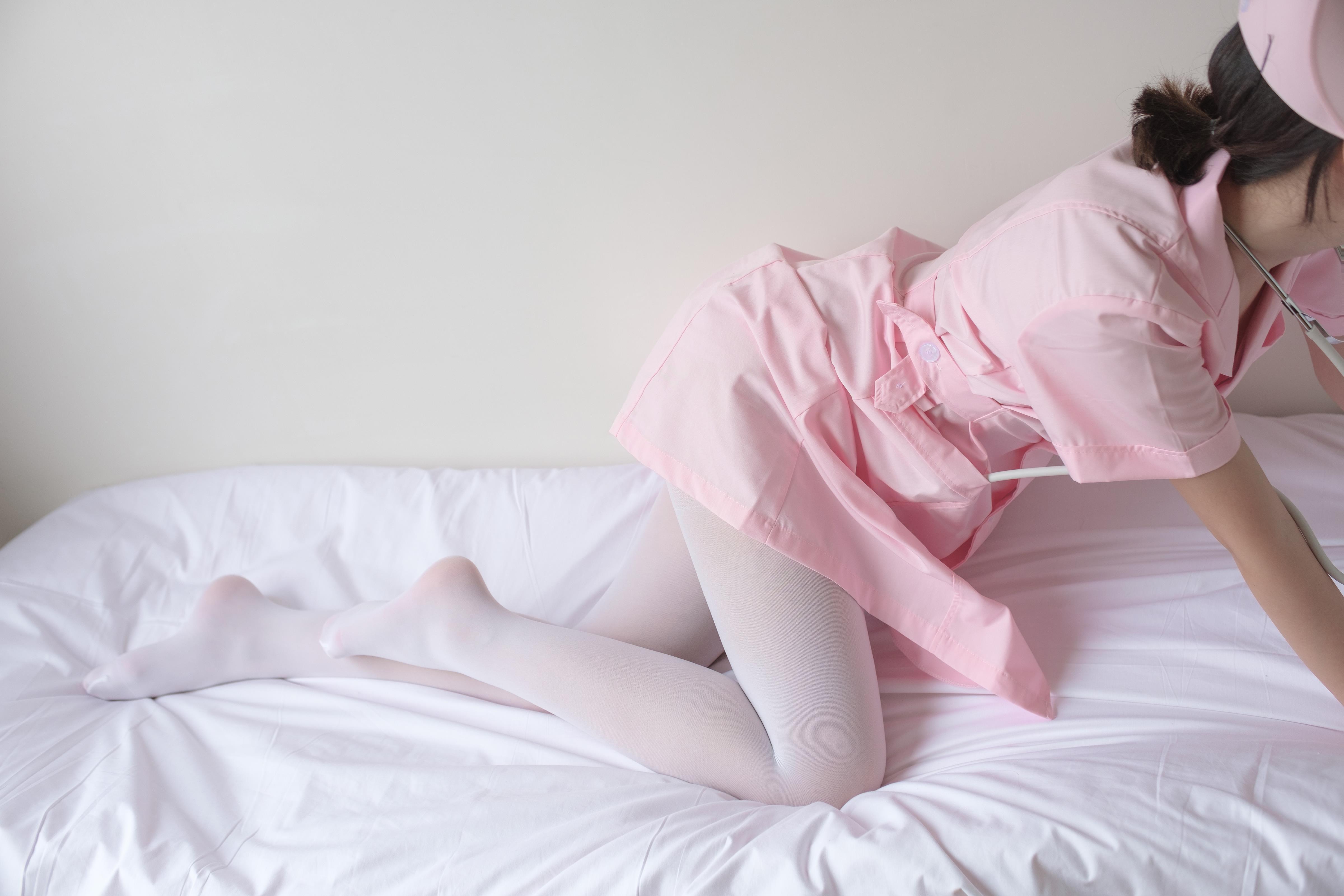 [森萝财团]萝莉X-021 粉色性感女护士制服加白色丝袜美腿玉足私房写真集,