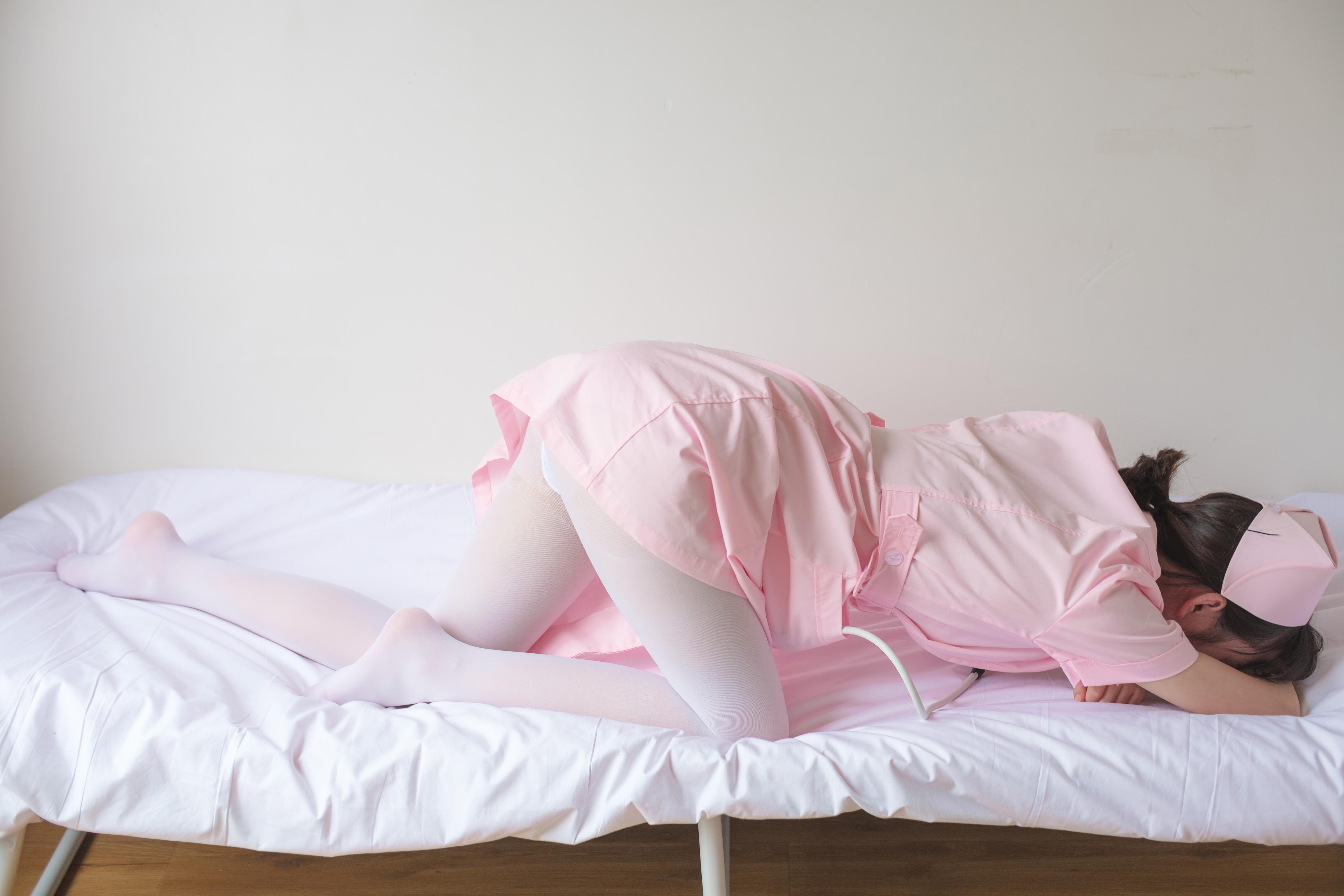 [森萝财团]萝莉X-021 粉色性感女护士制服加白色丝袜美腿玉足私房写真集,
