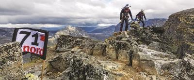◆挪威的极地挑战真人秀《北纬71度》剧照。该节目已播出近20年，让嘉宾们接受攀爬冰川、追逐驯鹿等极地挑战。