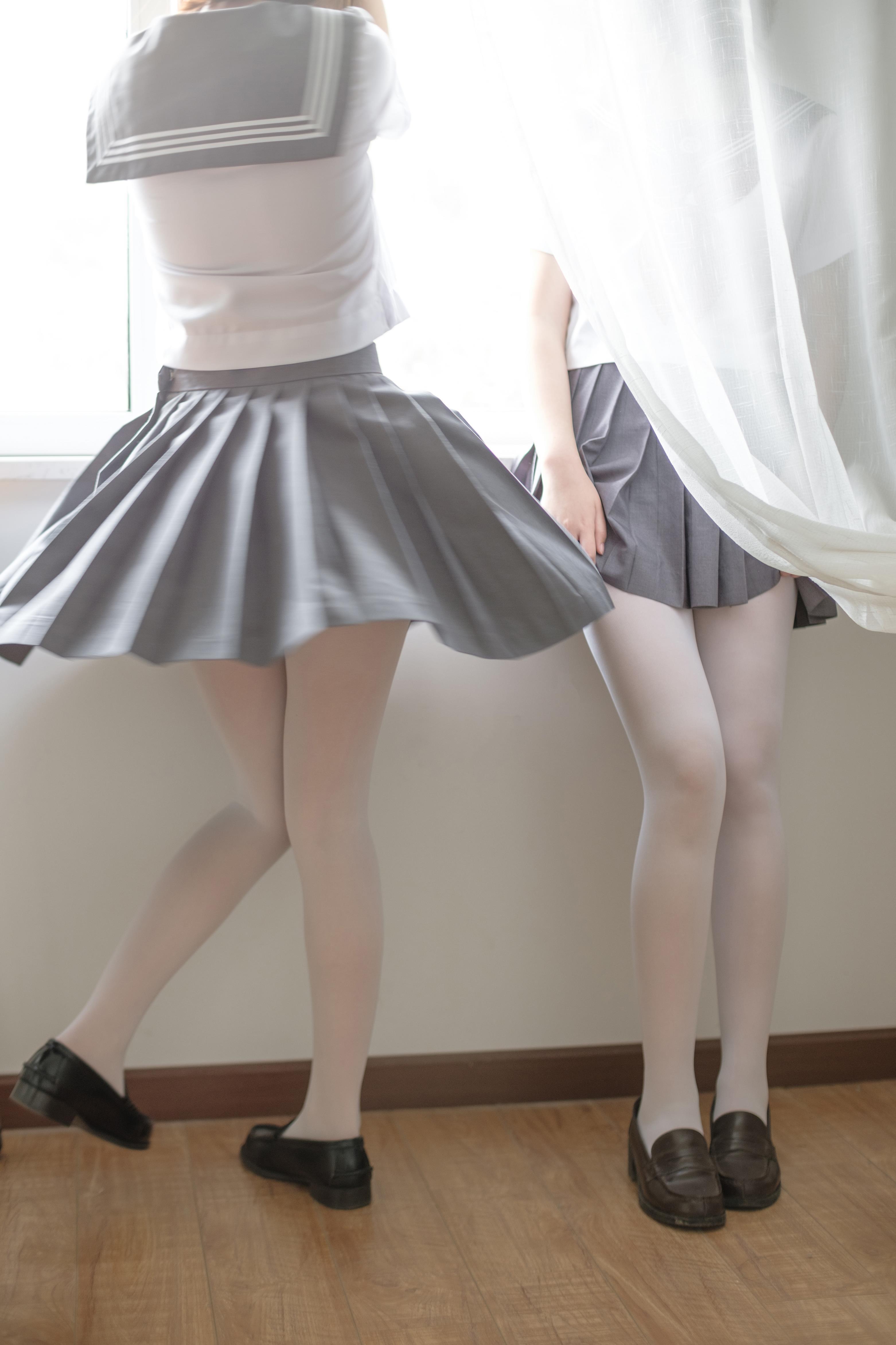 [森萝财团]X-025 萝莉姐妹花 高中女生制服短裙加白色丝袜美腿玉足性感私房写真集,
