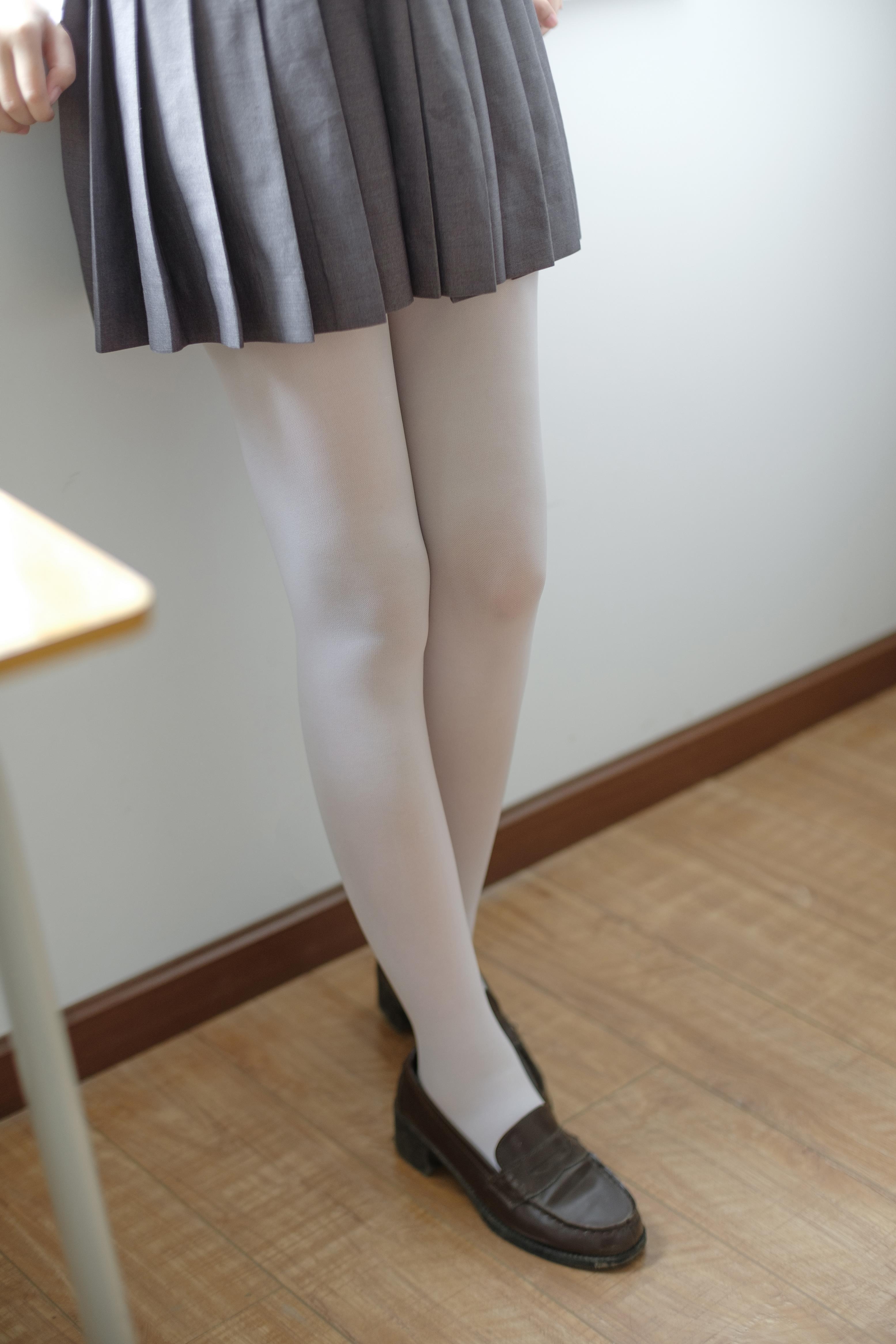 [森萝财团]X-025 萝莉姐妹花 高中女生制服短裙加白色丝袜美腿玉足性感私房写真集,