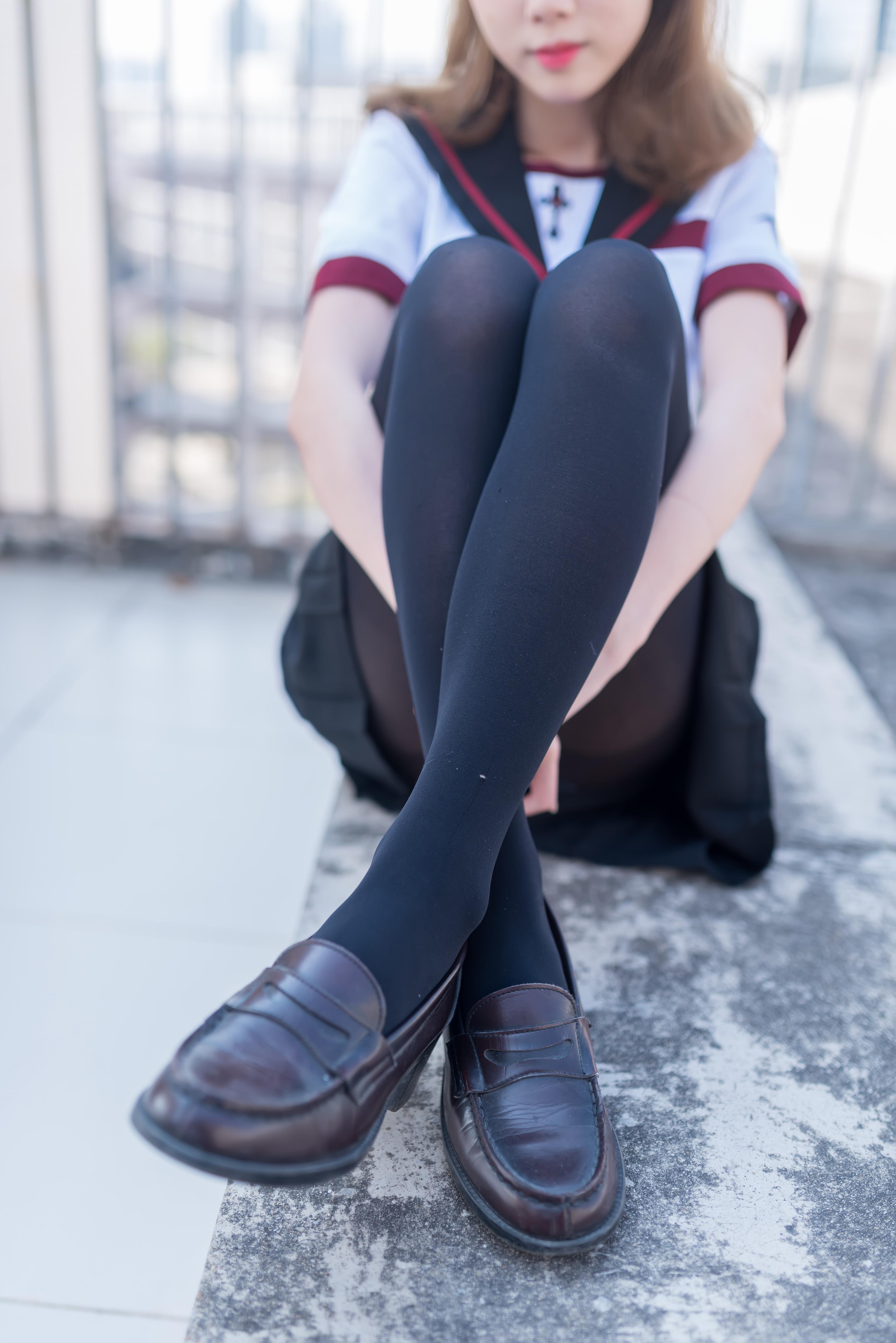 [风之领域]NO.031 天台上的性感小学妹 高中女生制服短裙加黑色丝袜美腿私房写真集,