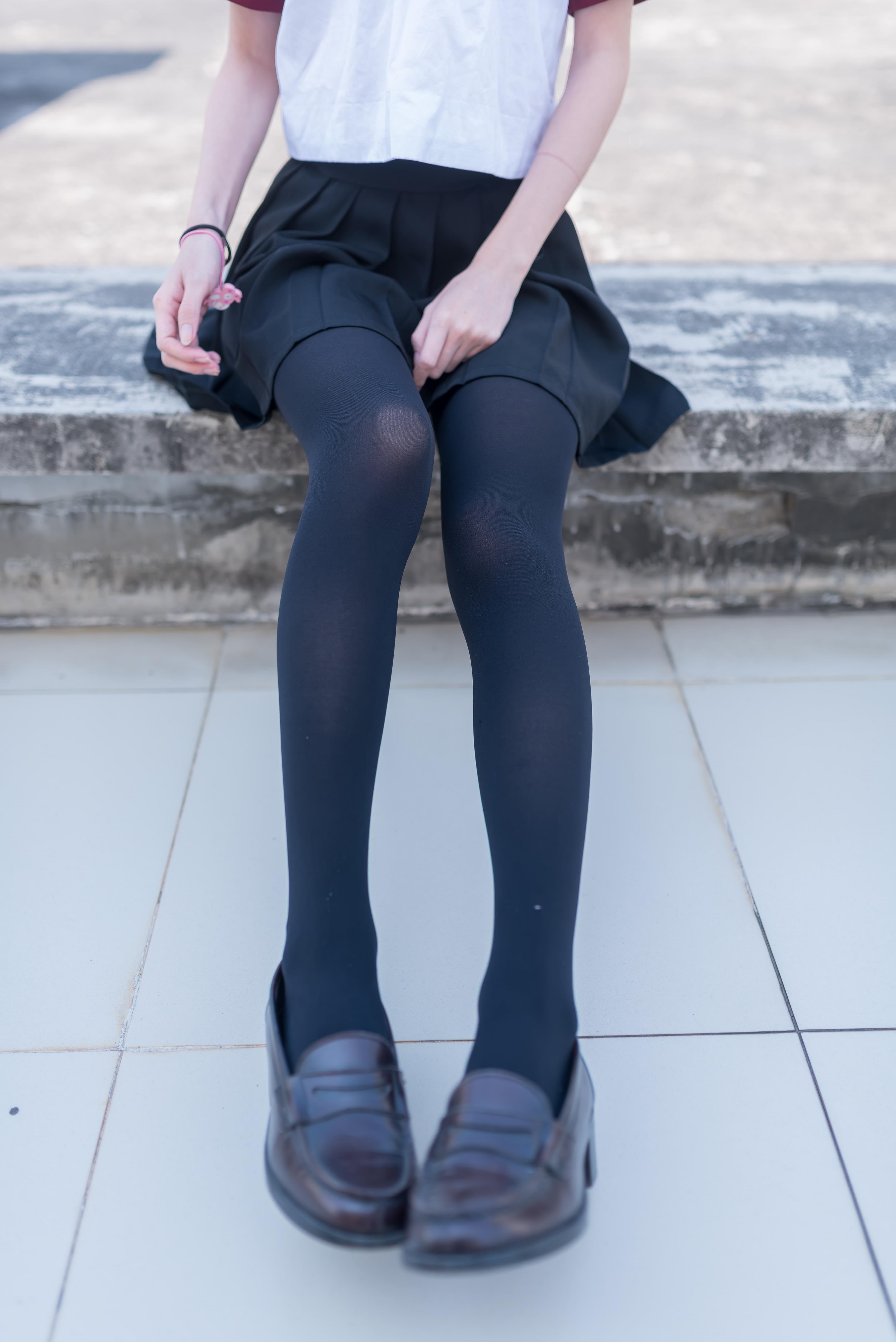 [风之领域]NO.031 天台上的性感小学妹 高中女生制服短裙加黑色丝袜美腿私房写真集,