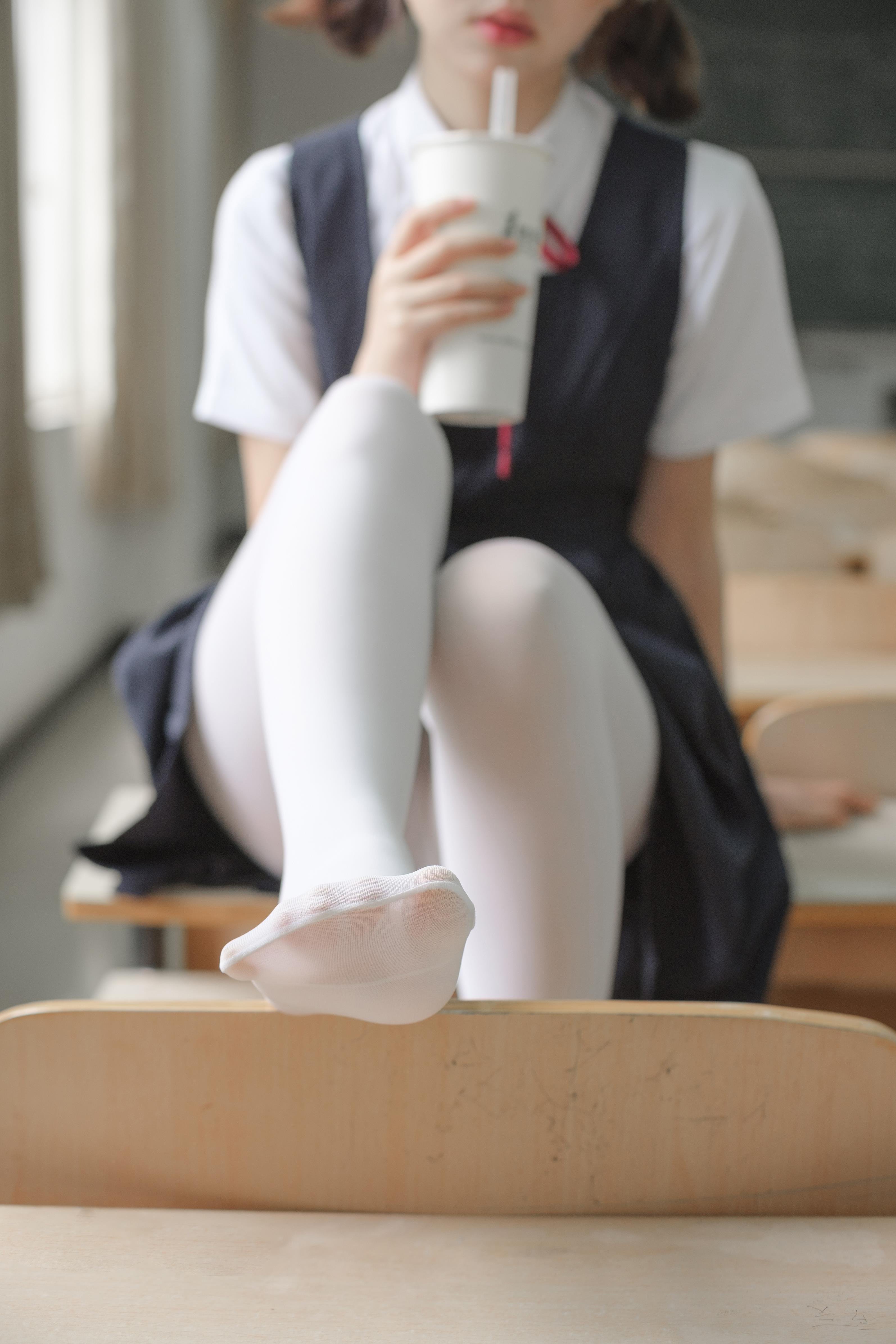 [森萝财团]X-027 教室内的性感小学妹 蓝色连身高中女生制服加白色丝袜美腿玉足私房写真集,