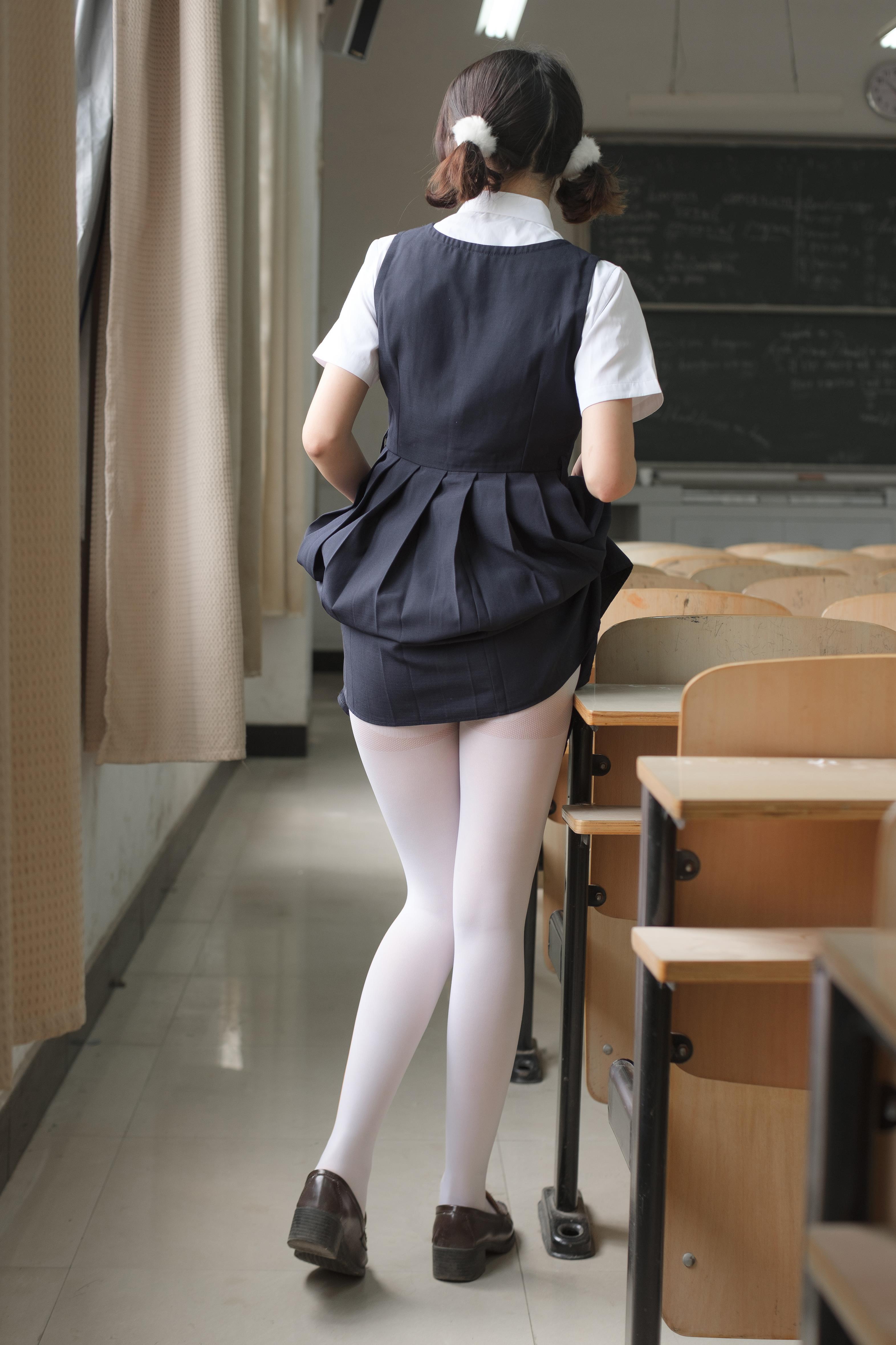 [森萝财团]X-027 教室内的性感小学妹 蓝色连身高中女生制服加白色丝袜美腿玉足私房写真集,