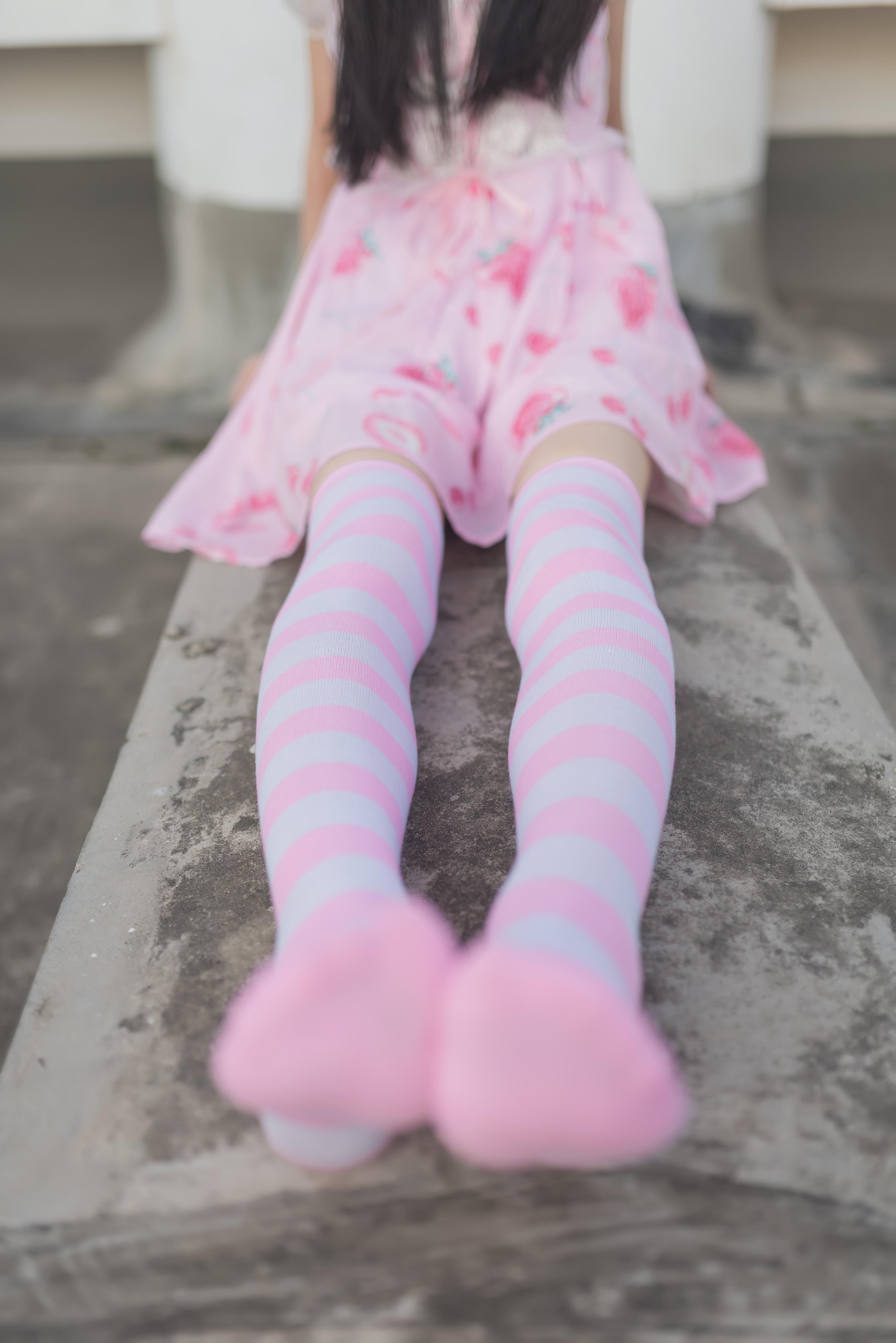 [风之领域]NO.035 性感小萝莉 粉色透视抹胸连衣裙加粉色丝袜美腿私房写真集,