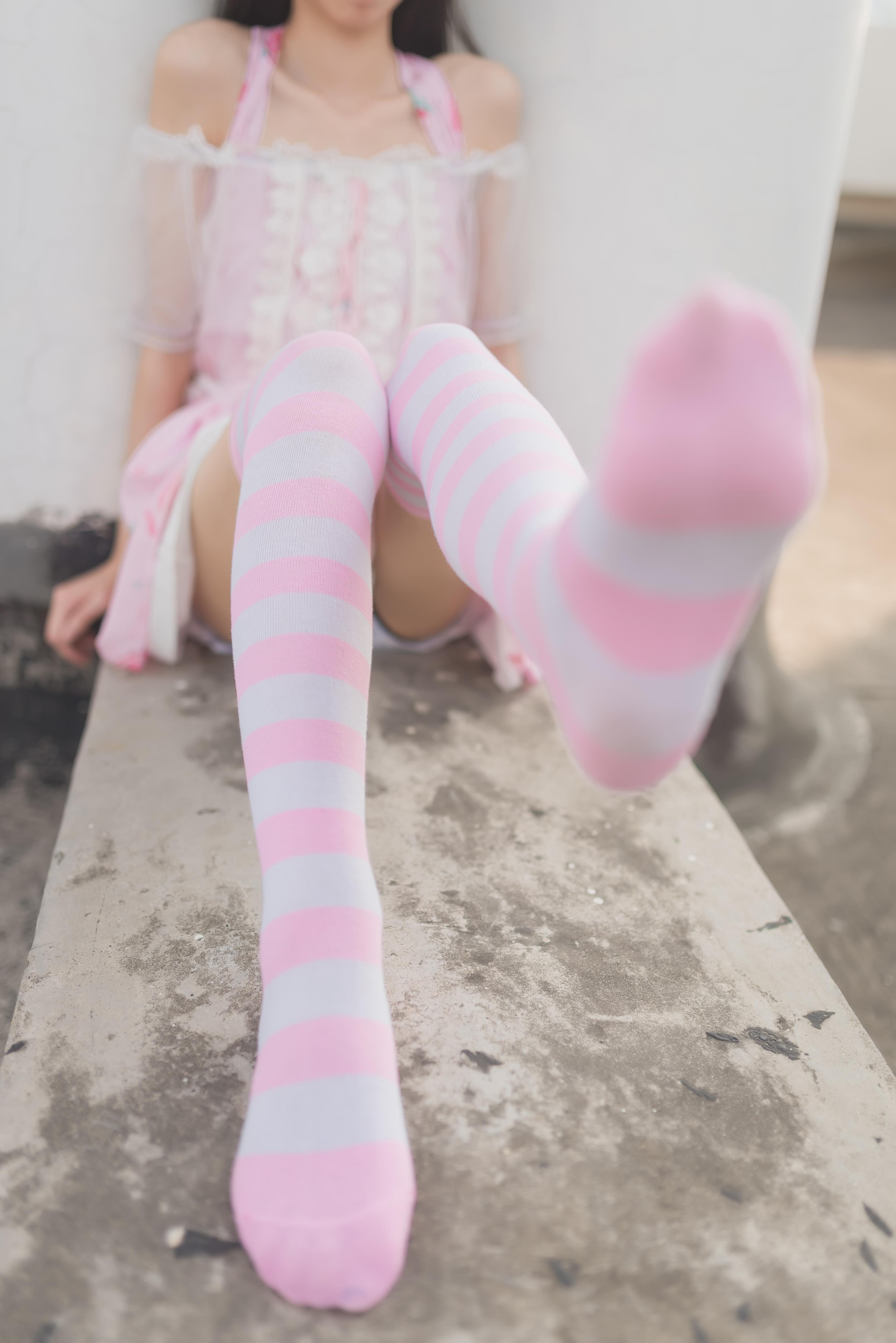 [风之领域]NO.035 性感小萝莉 粉色透视抹胸连衣裙加粉色丝袜美腿私房写真集,