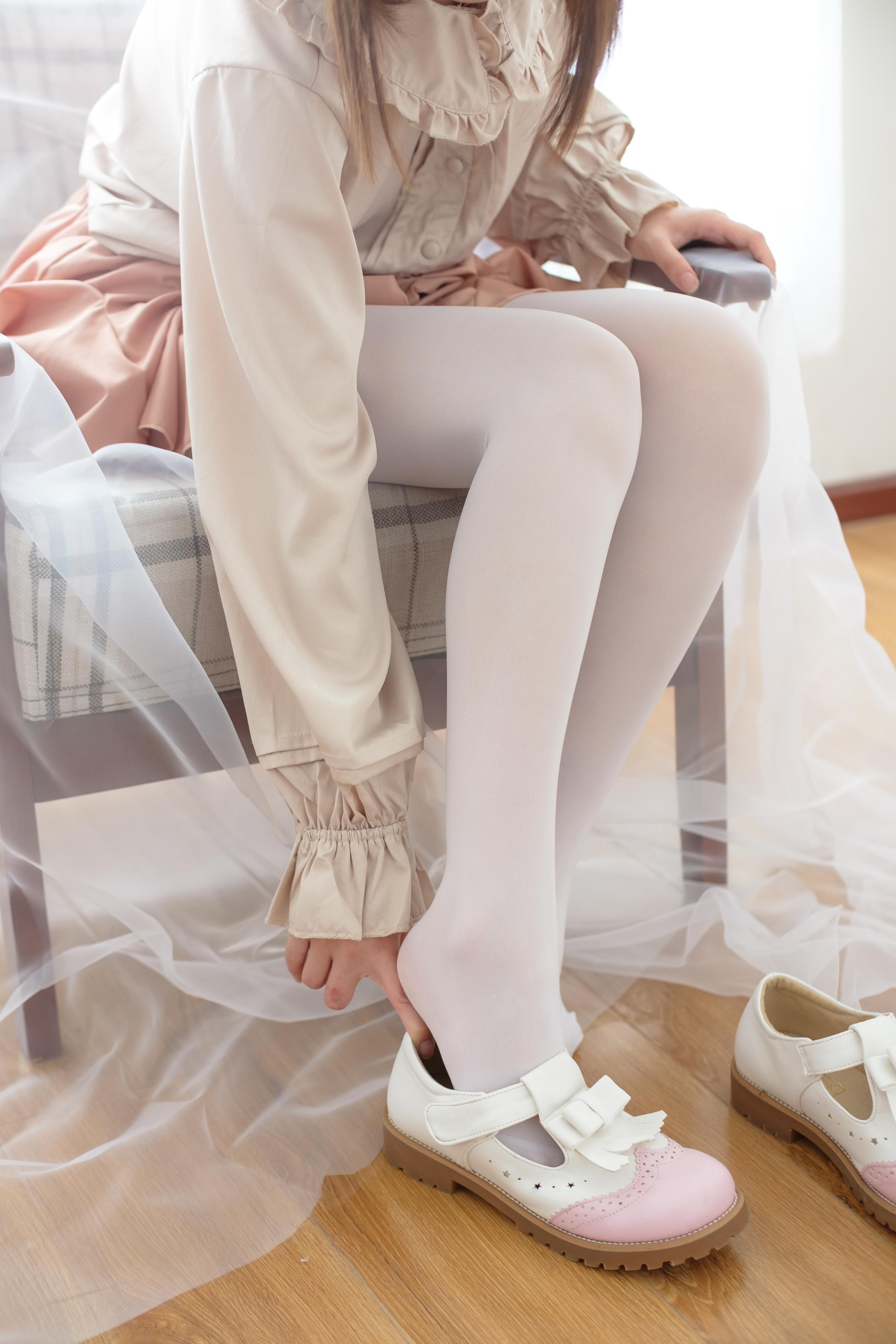 [森萝财团]X-029 性感小萝莉 米色上衣与粉色短裙加白色丝袜美腿玉足私房写真集,