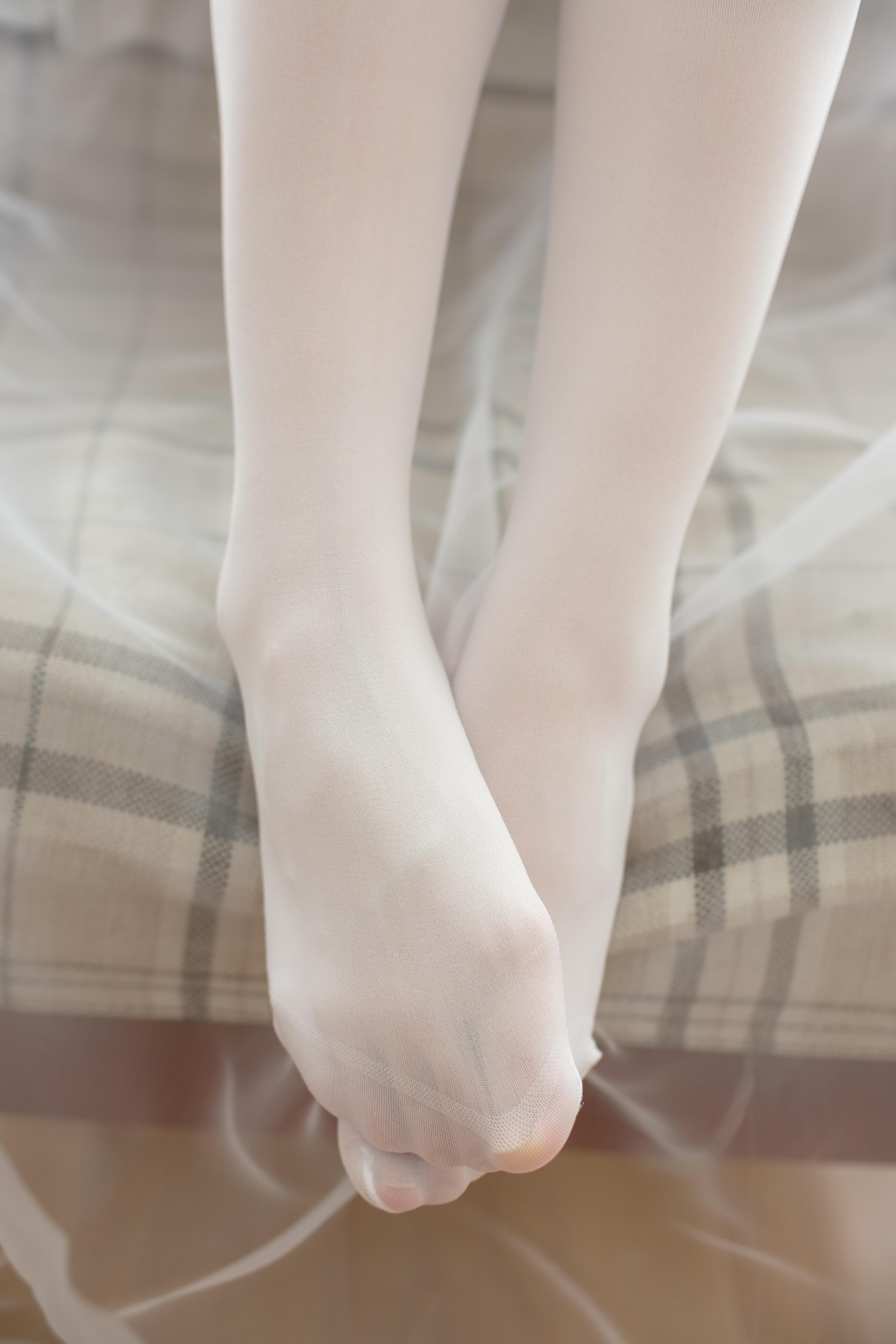 [森萝财团]X-029 性感小萝莉 米色上衣与粉色短裙加白色丝袜美腿玉足私房写真集,