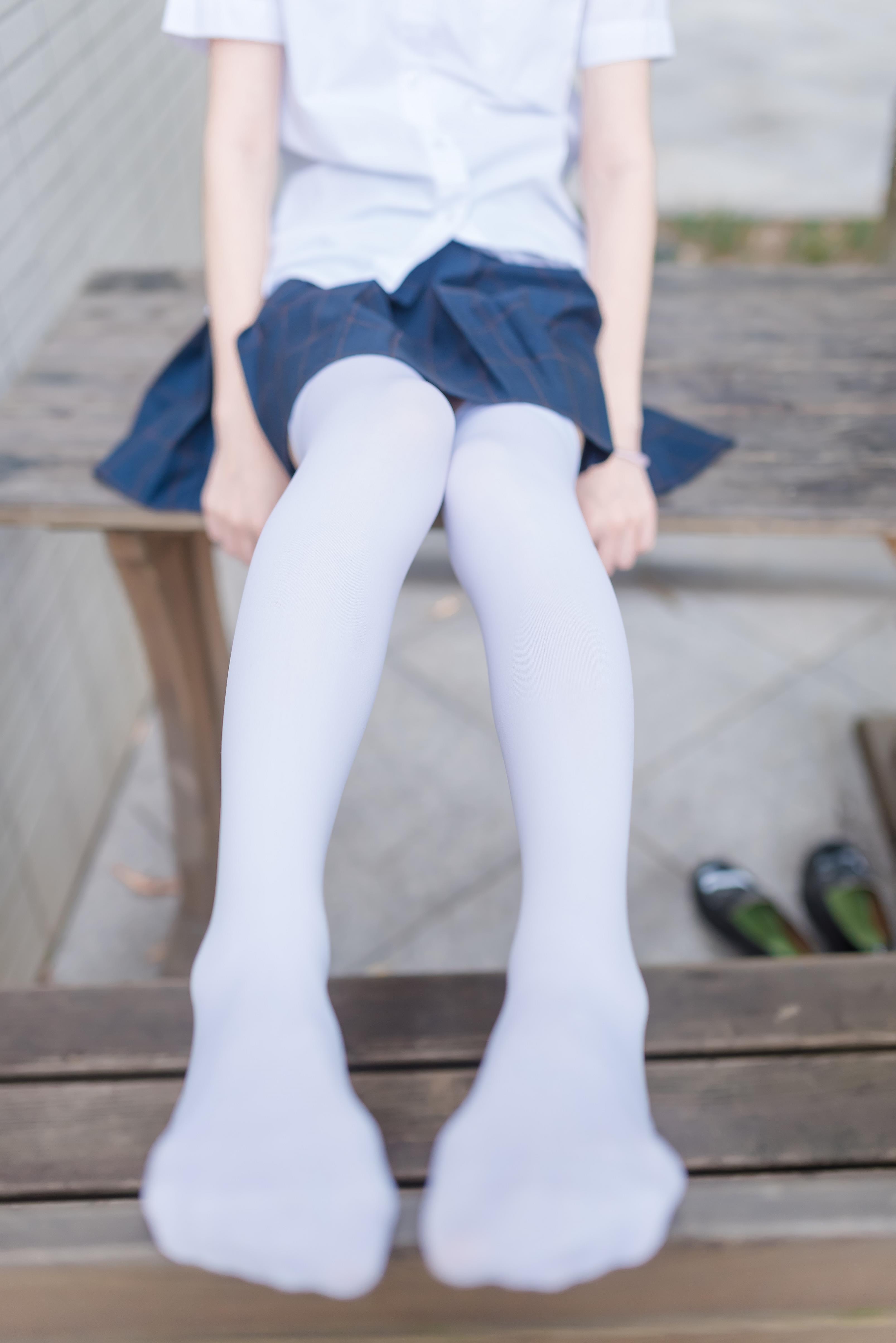 [风之领域]NO.036 高中女生小学妹 白色短袖与蓝色短裙加白色丝袜美腿性感私房写真集,