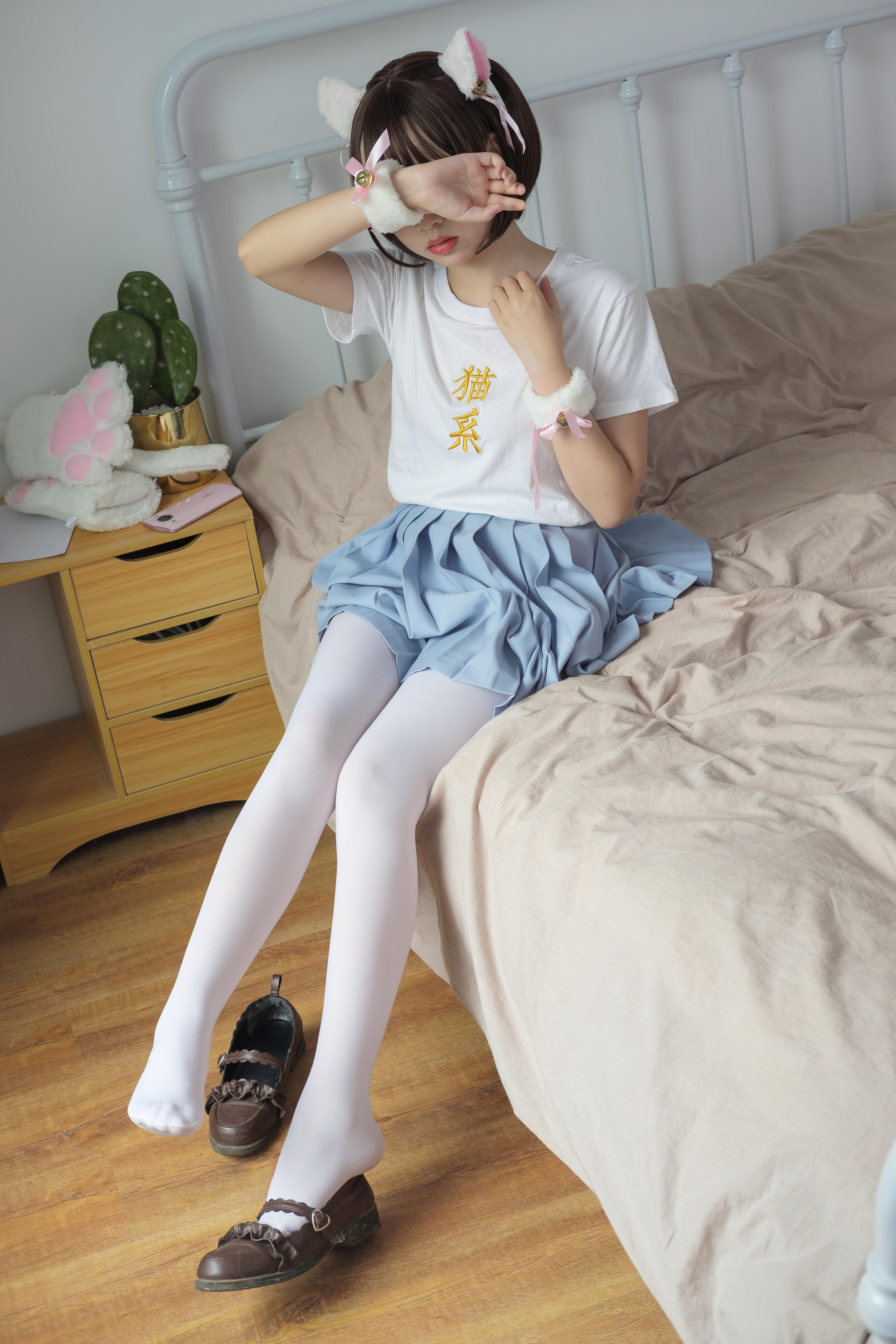 [森萝财团]X-031 清纯可爱小萝莉 白色短袖与蓝色短裙加白色丝袜美腿玉足性感私房写真集,