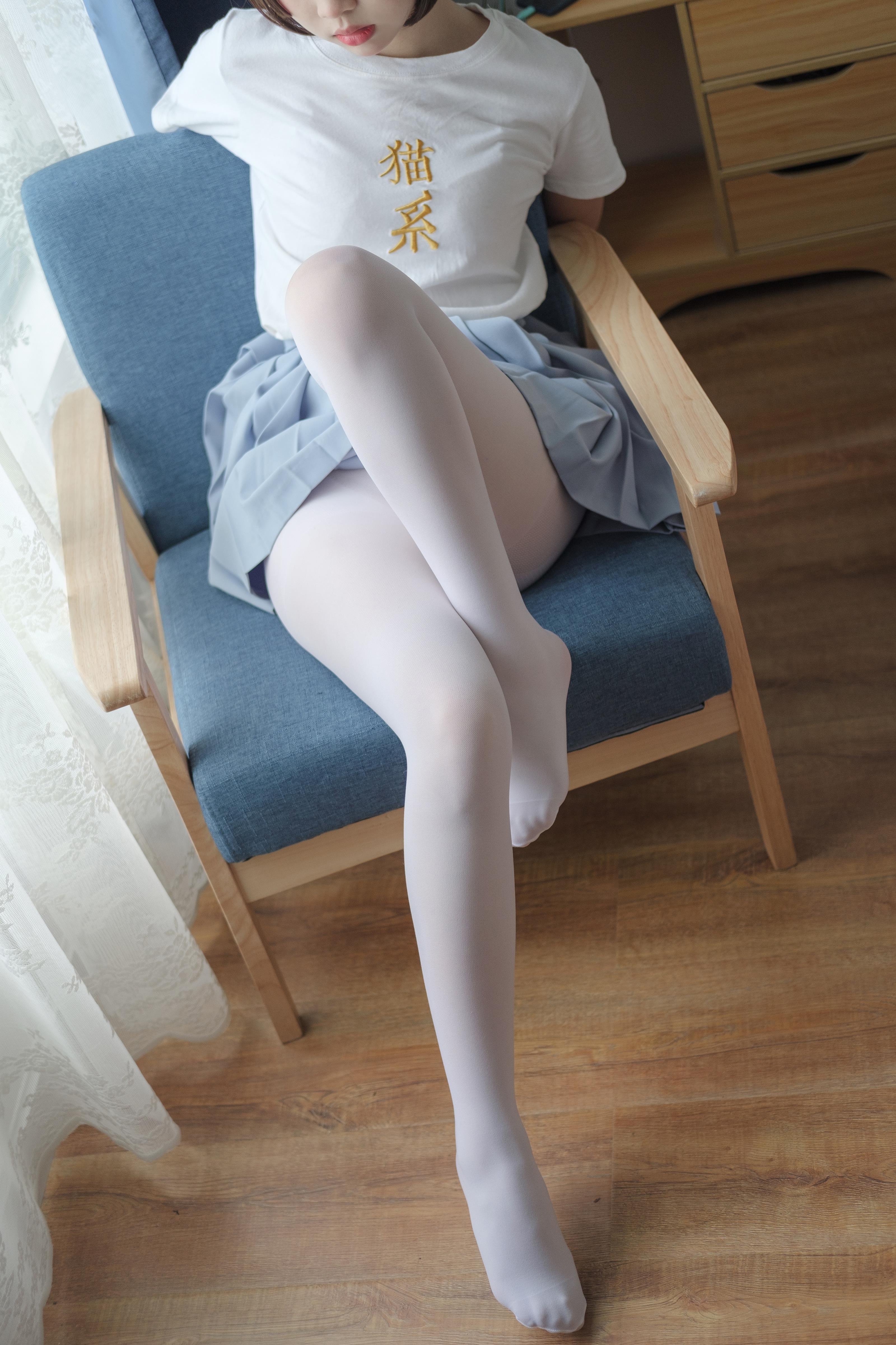 [森萝财团]X-031 清纯可爱小萝莉 白色短袖与蓝色短裙加白色丝袜美腿玉足性感私房写真集,