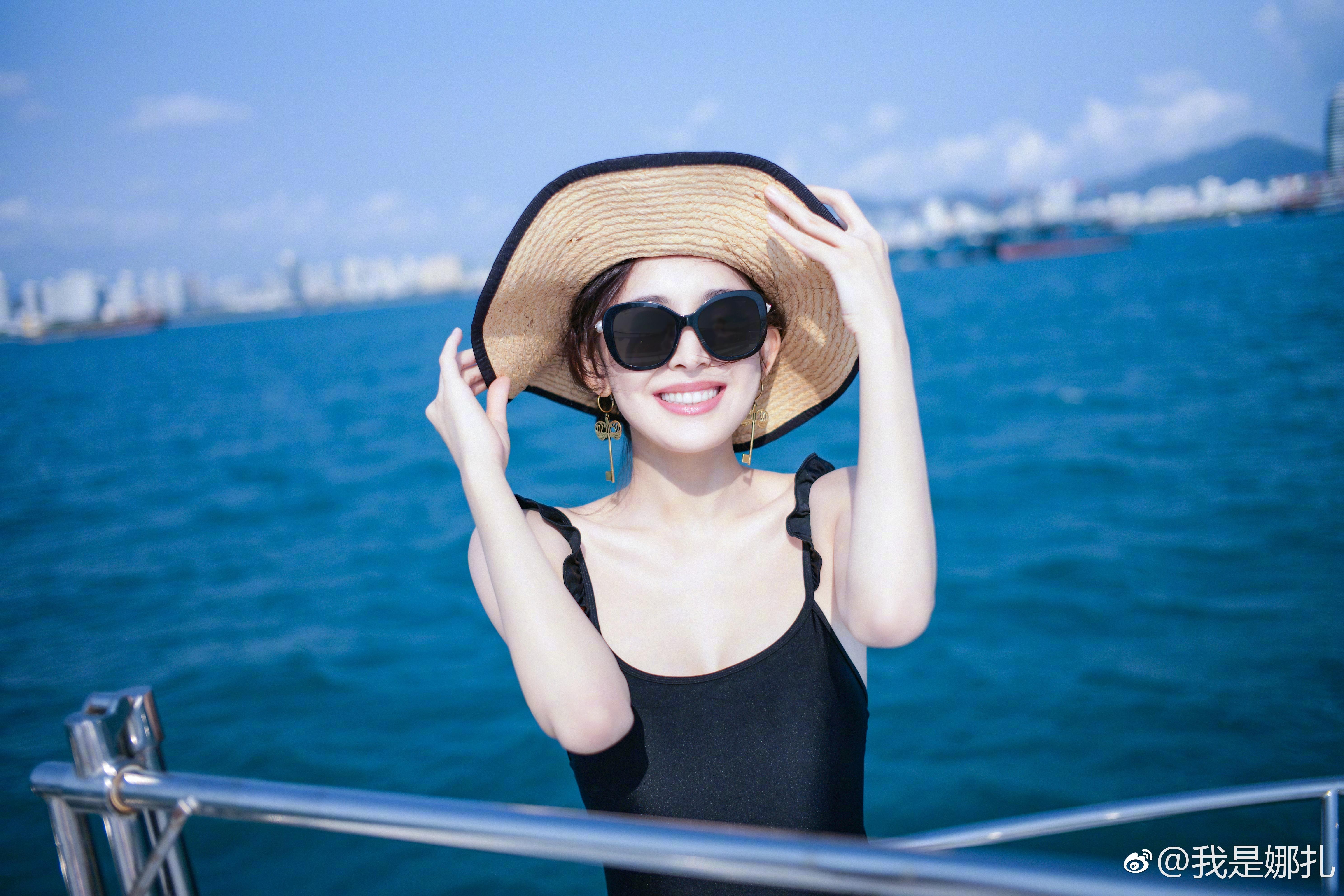古力娜扎情人节晒度假美图 海边游艇上的阳光美少女,