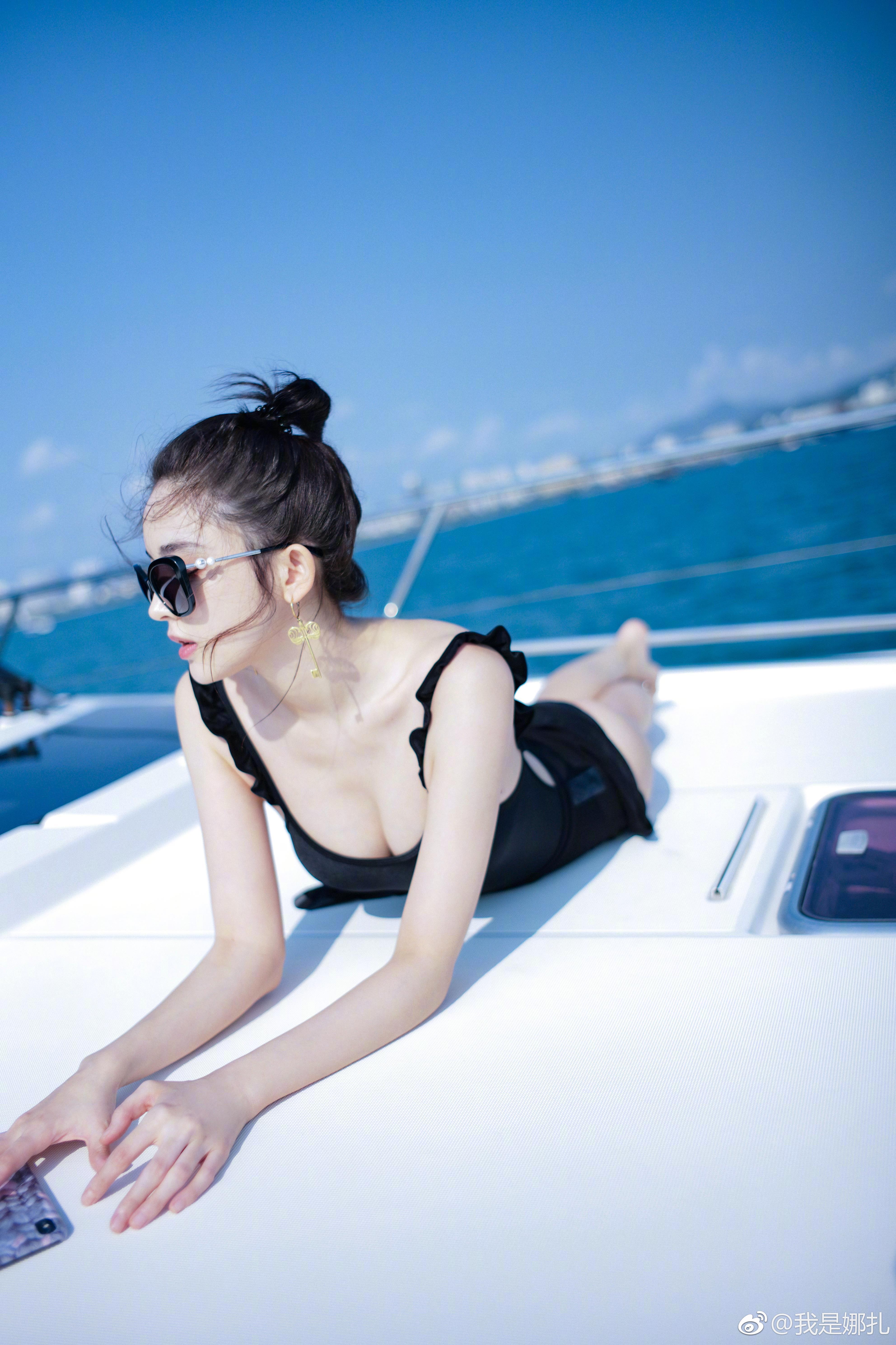 古力娜扎情人节晒度假美图 海边游艇上的阳光美少女,