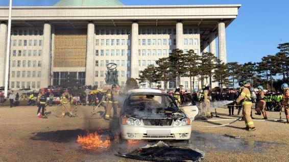 韩国男子在国会大楼前自焚，议员助理竟称：烧烤
