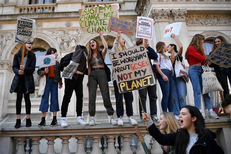 英国学生走出教室 为气候变化游行抗议