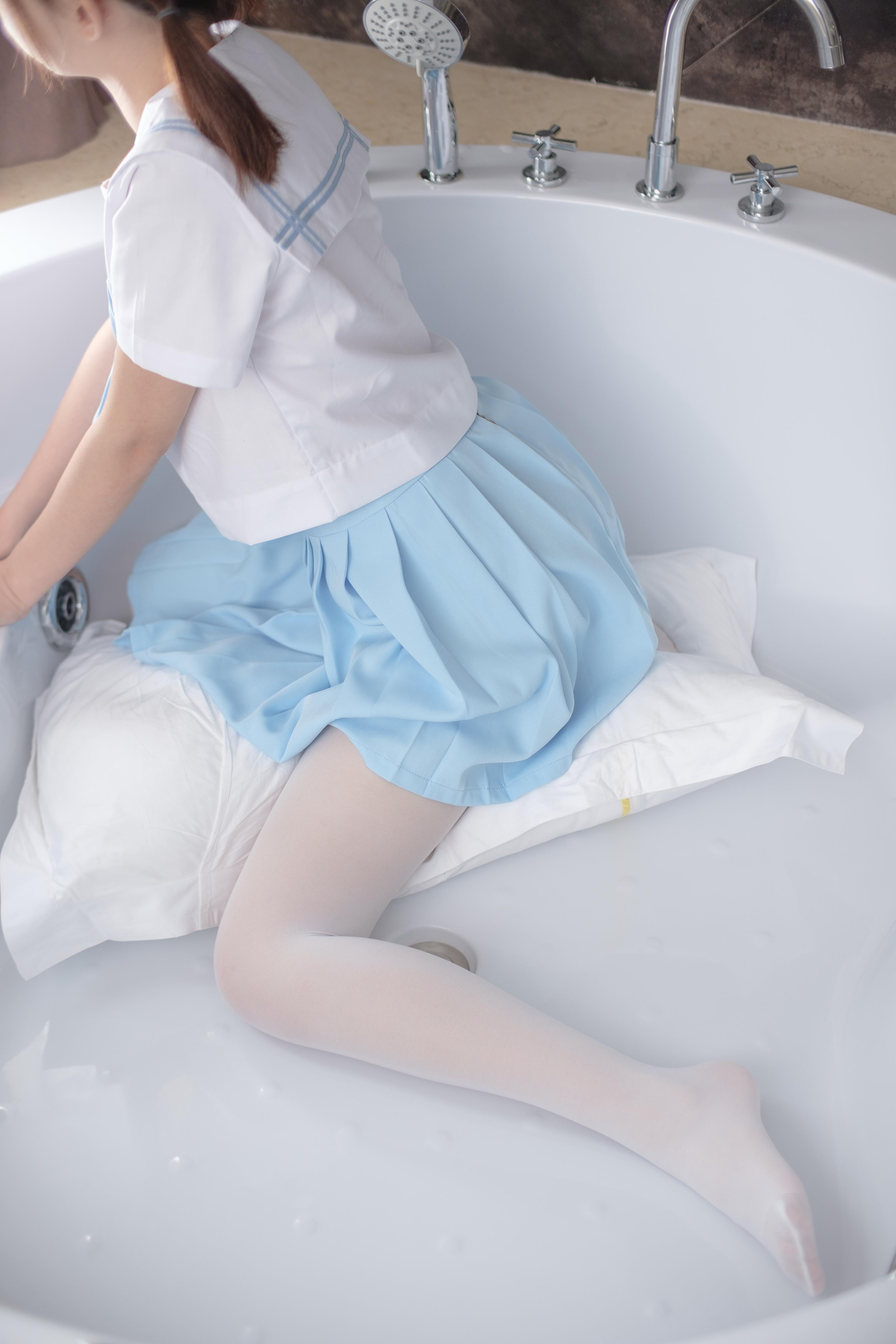 [森萝财团]X-032 性感小萝莉 高中女生制服与淡蓝色短裙加白色丝袜美腿玉足私房写真集,