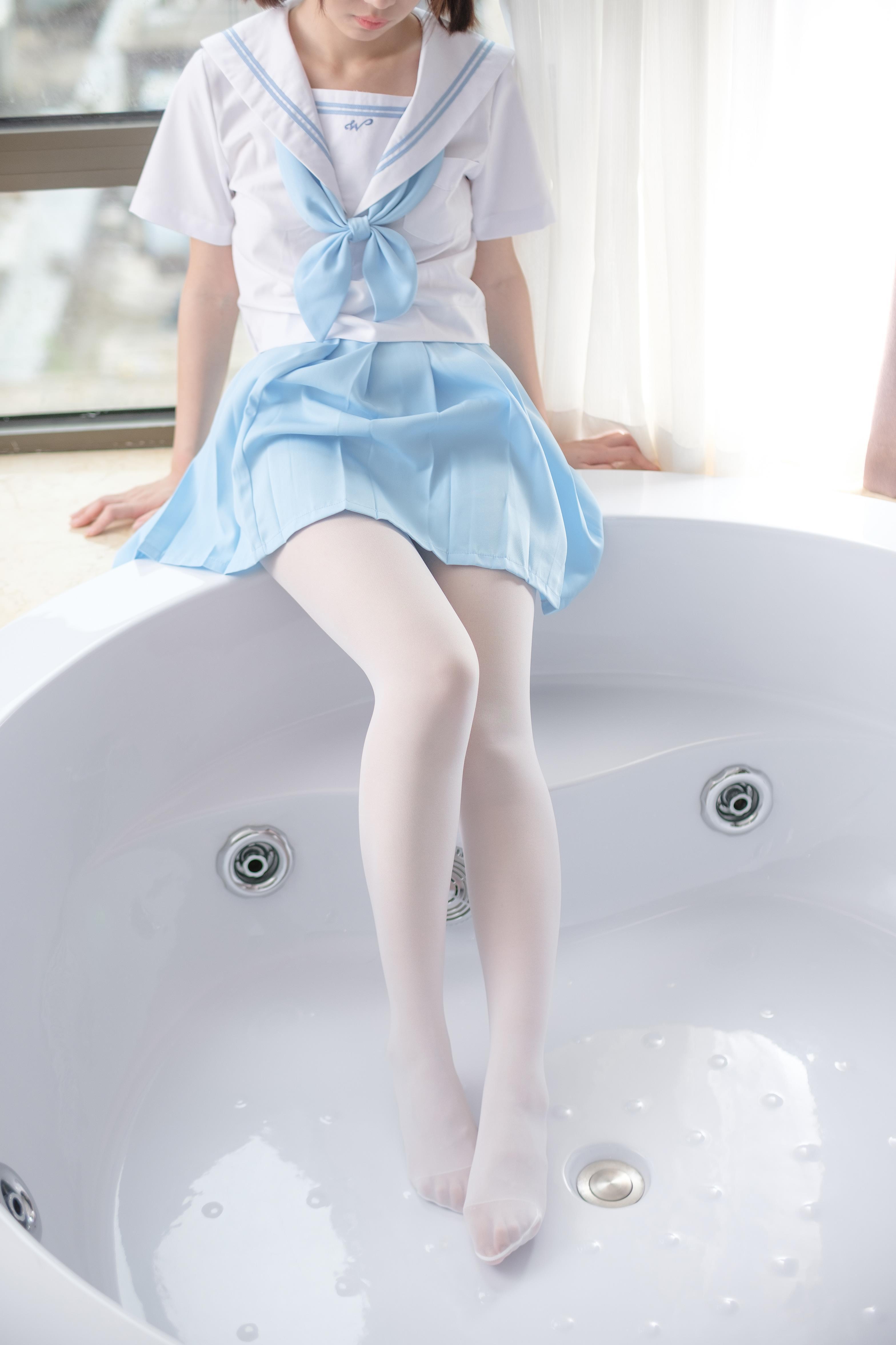 [森萝财团]X-032 性感小萝莉 高中女生制服与淡蓝色短裙加白色丝袜美腿玉足私房写真集,