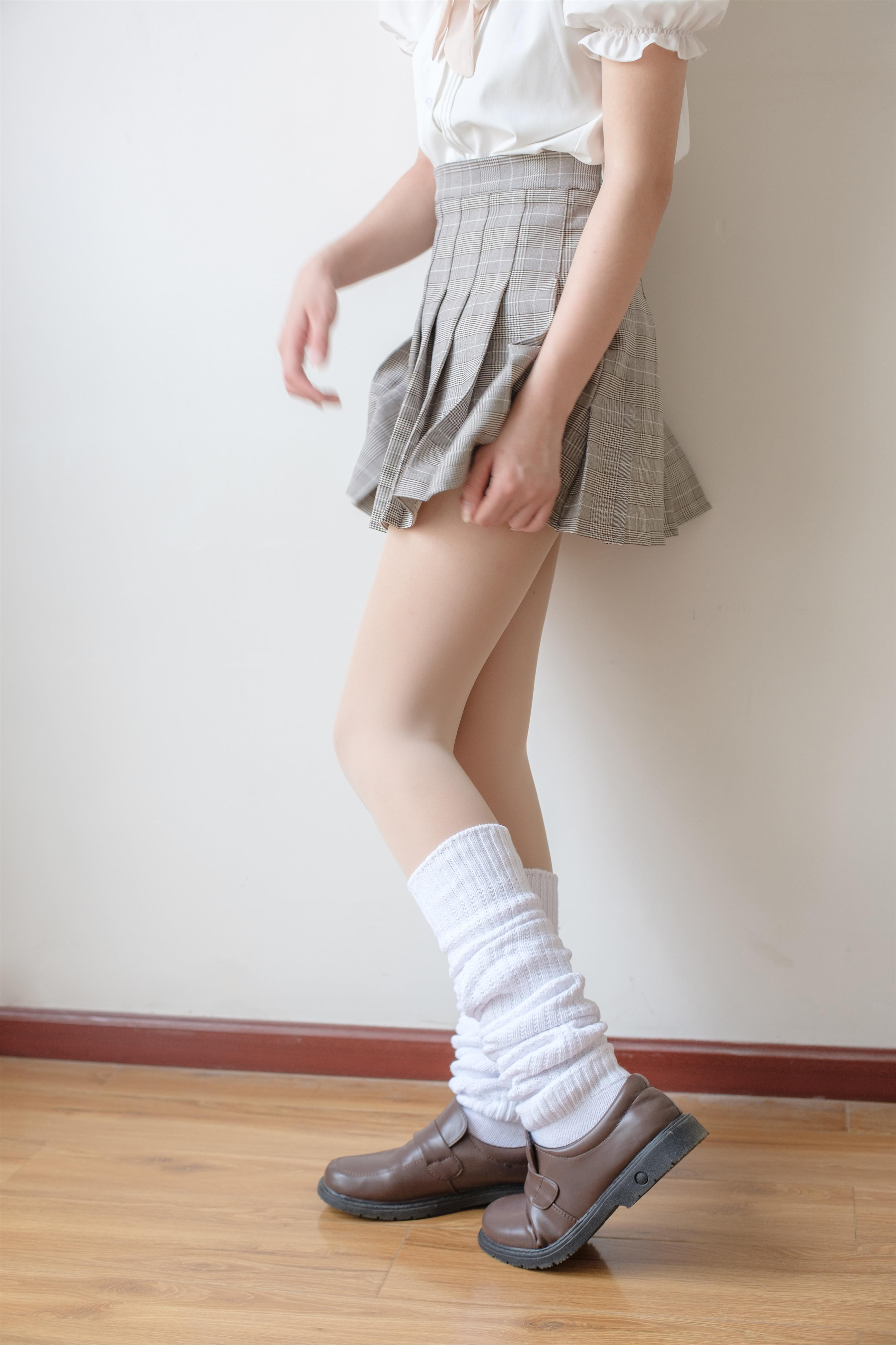 [森萝财团]X-033 性感小萝莉 白色短袖与灰色短裙加丝袜美腿性感私房写真集,