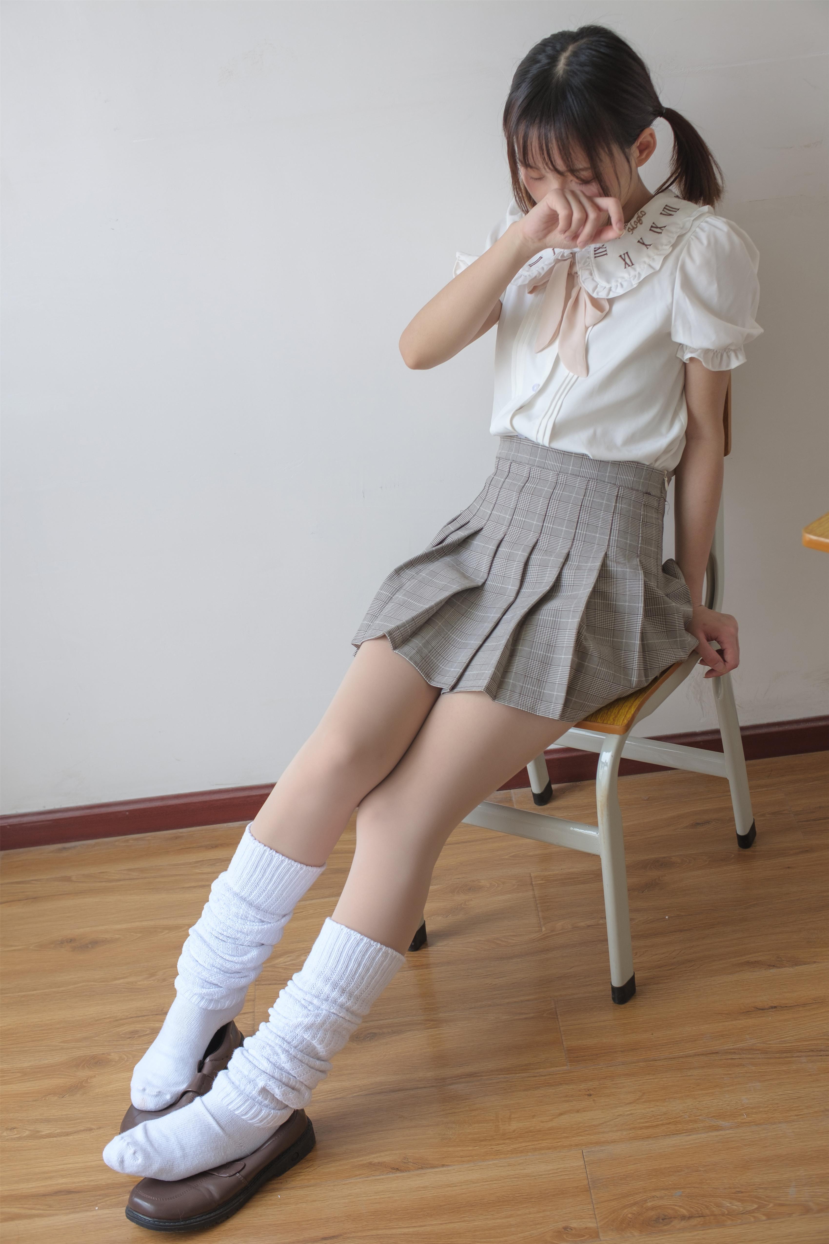 [森萝财团]X-033 性感小萝莉 白色短袖与灰色短裙加丝袜美腿性感私房写真集,